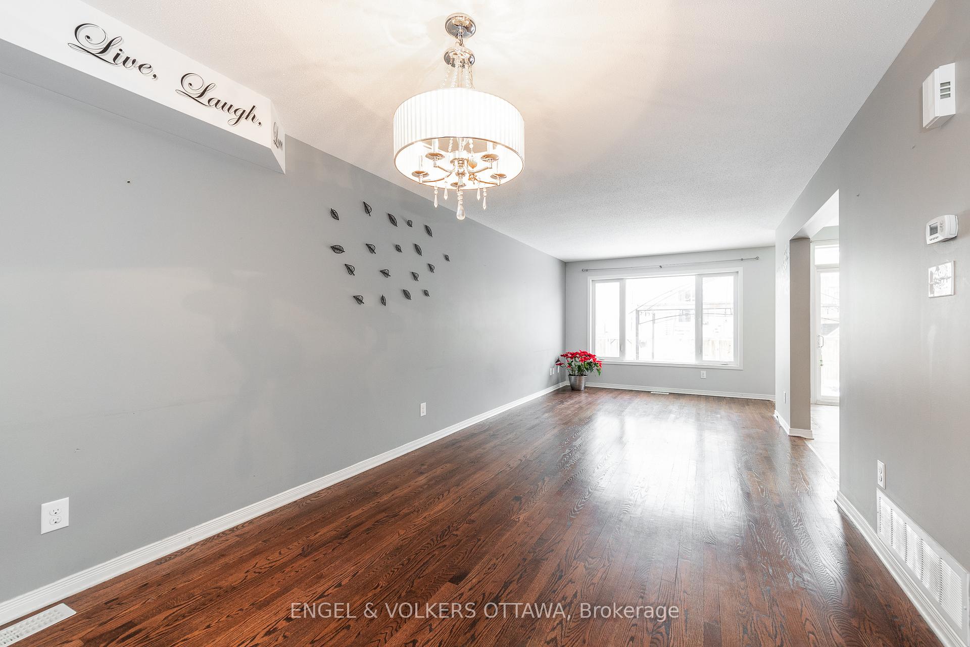Photo 4 of 217 Rolling Meadow Crescent, Ottawa, Mer Bleue/Bradley Estates/Anderson Park — HOMEH