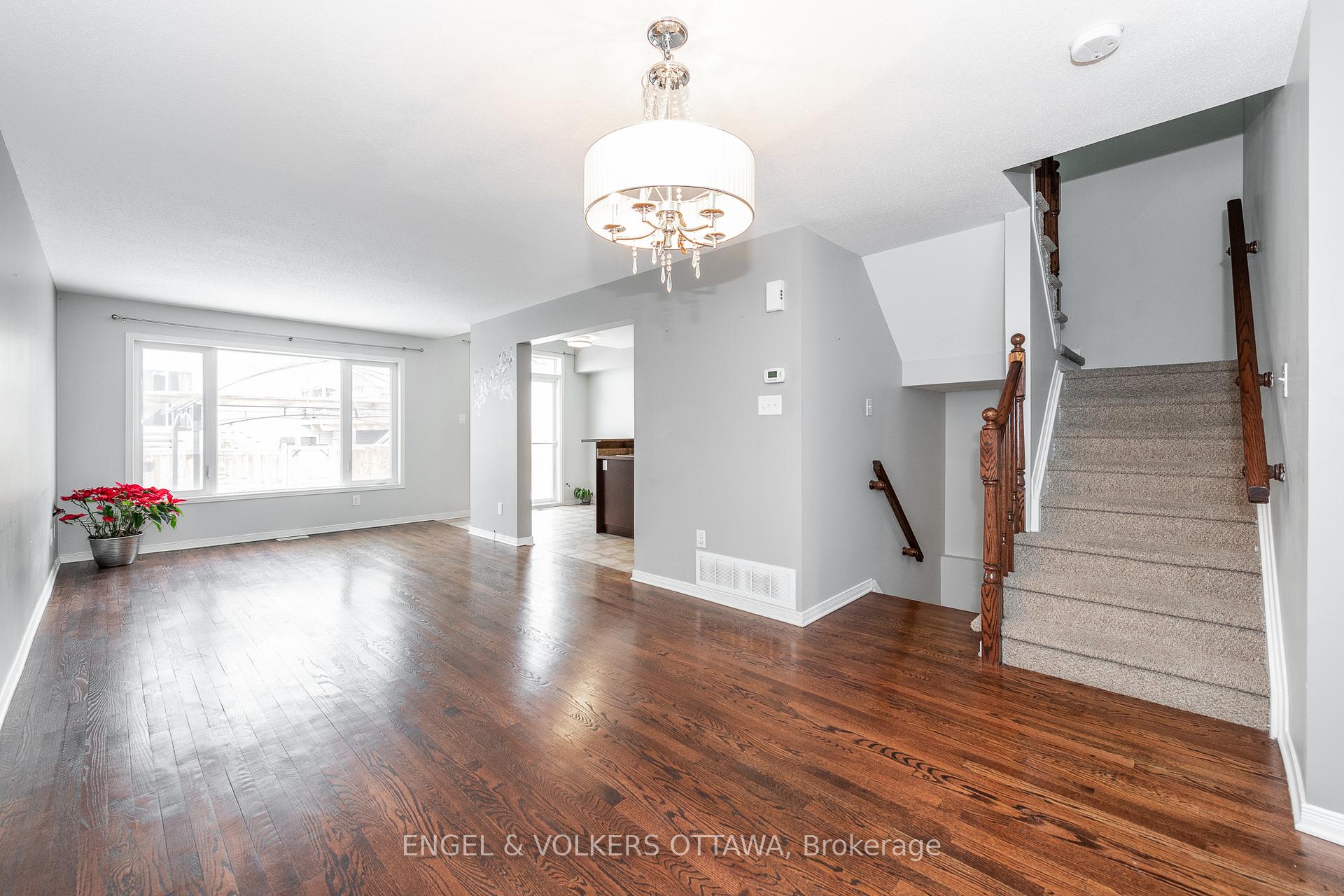 Photo 5 of 217 Rolling Meadow Crescent, Ottawa, Mer Bleue/Bradley Estates/Anderson Park — HOMEH