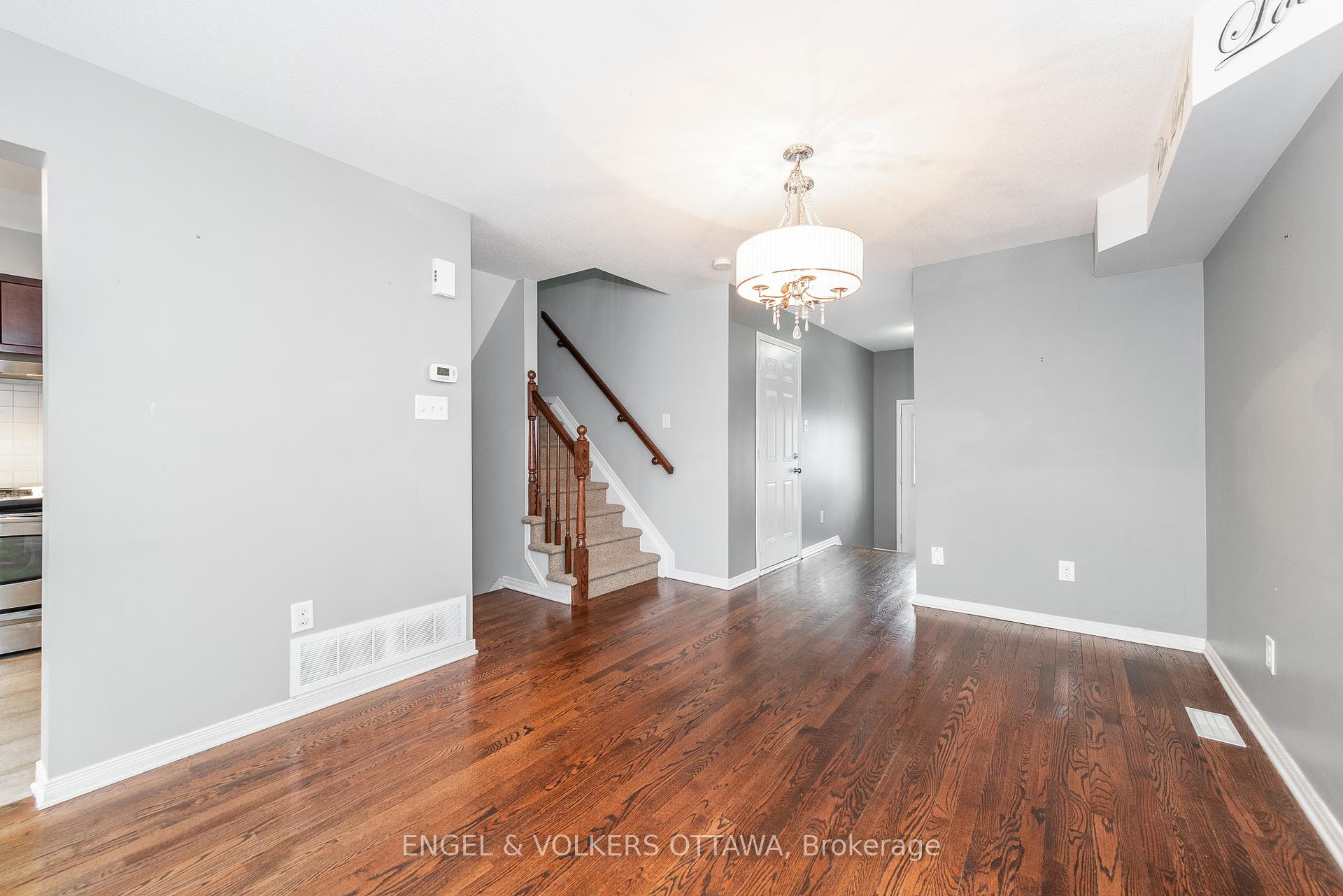 Photo 6 of 217 Rolling Meadow Crescent, Ottawa, Mer Bleue/Bradley Estates/Anderson Park — HOMEH