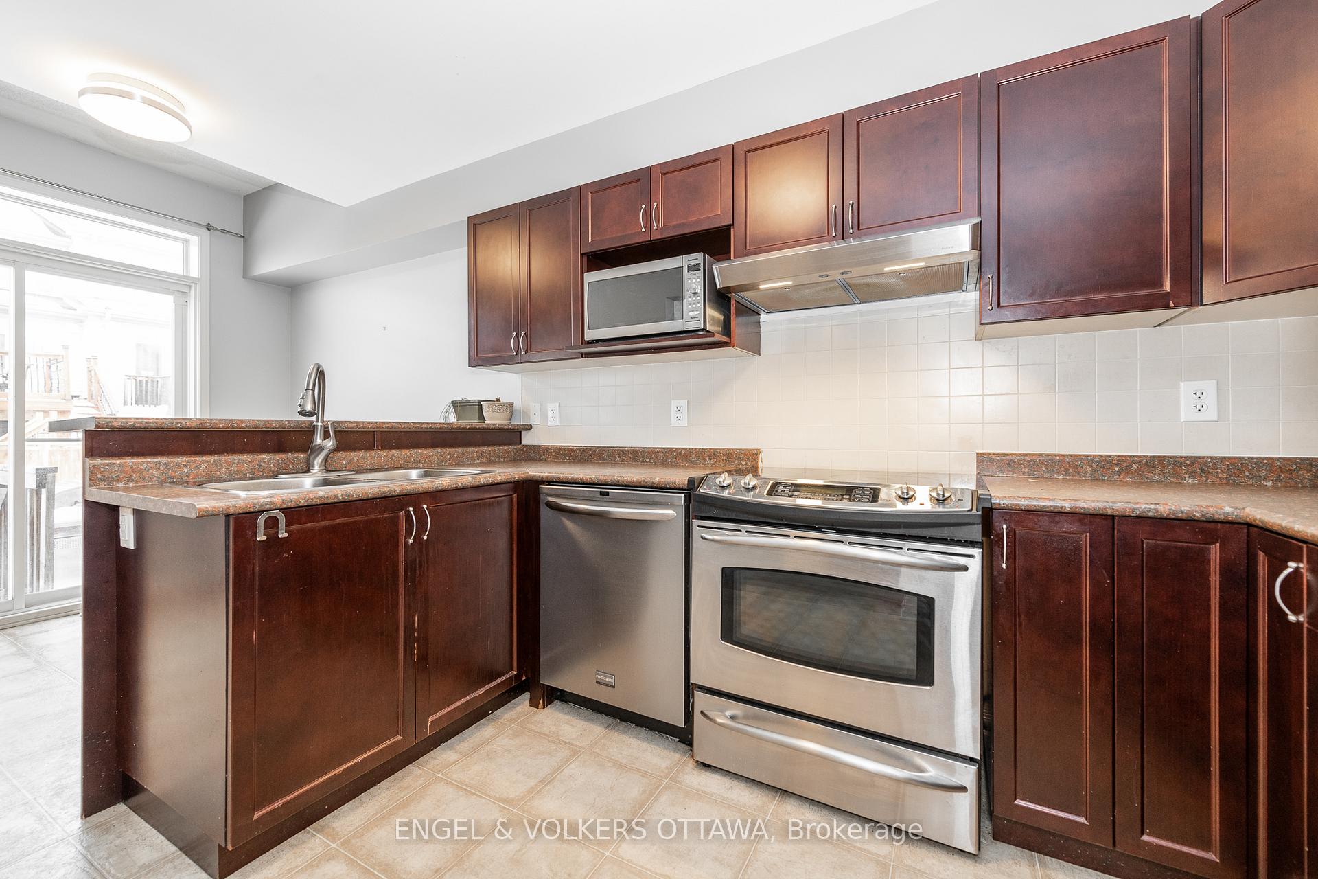 Photo 11 of 217 Rolling Meadow Crescent, Ottawa, Mer Bleue/Bradley Estates/Anderson Park — HOMEH