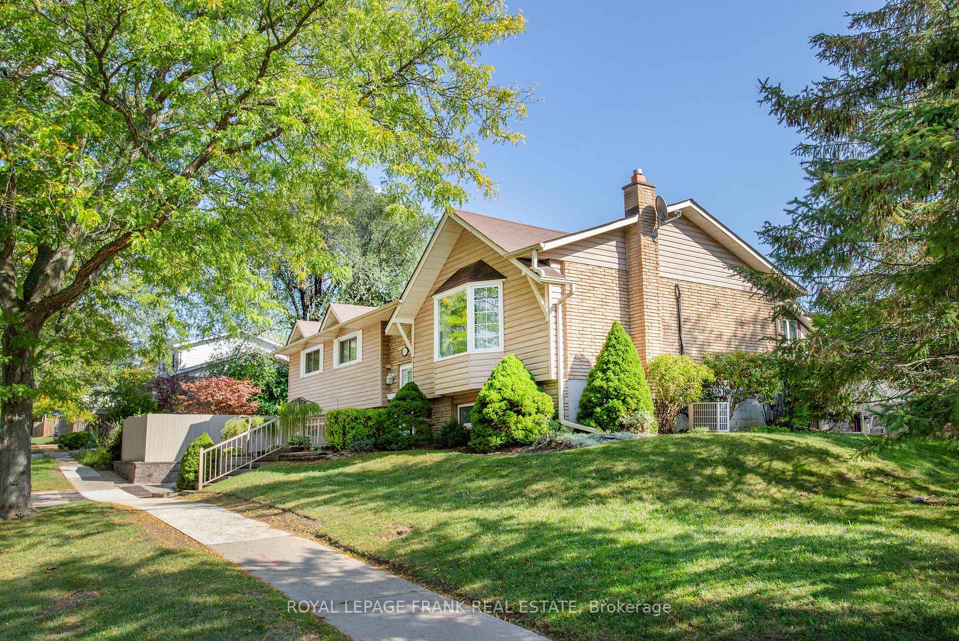 Photo 2 of 655 Bermuda Avenue, Oshawa, Northglen — HOMEH