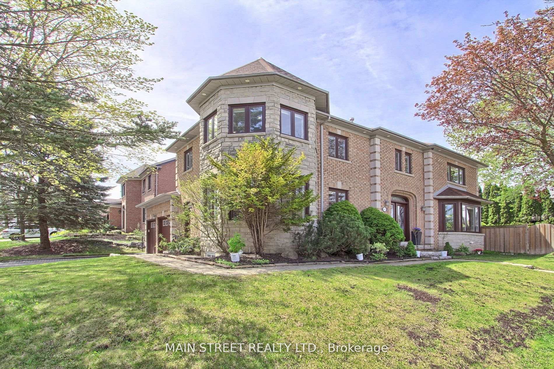Front of 898 Stonehaven Avenue
