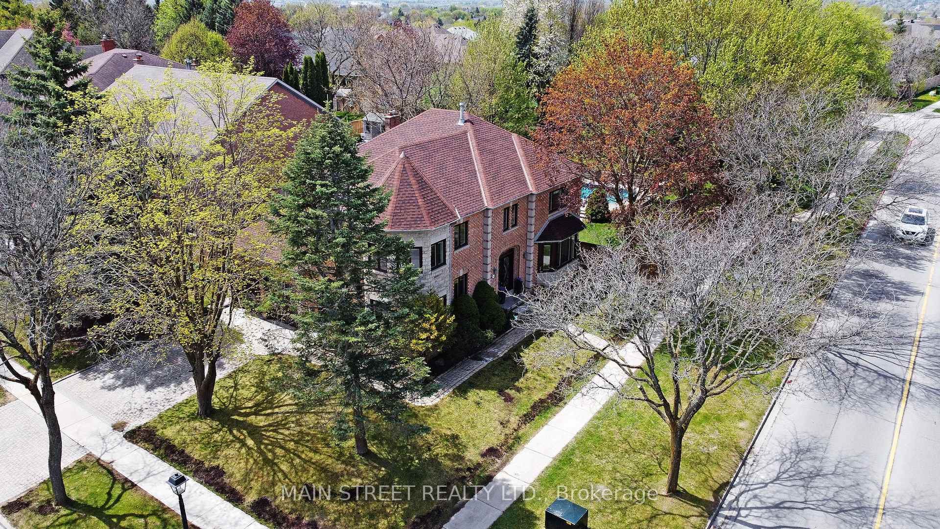 Front of 898 Stonehaven Avenue