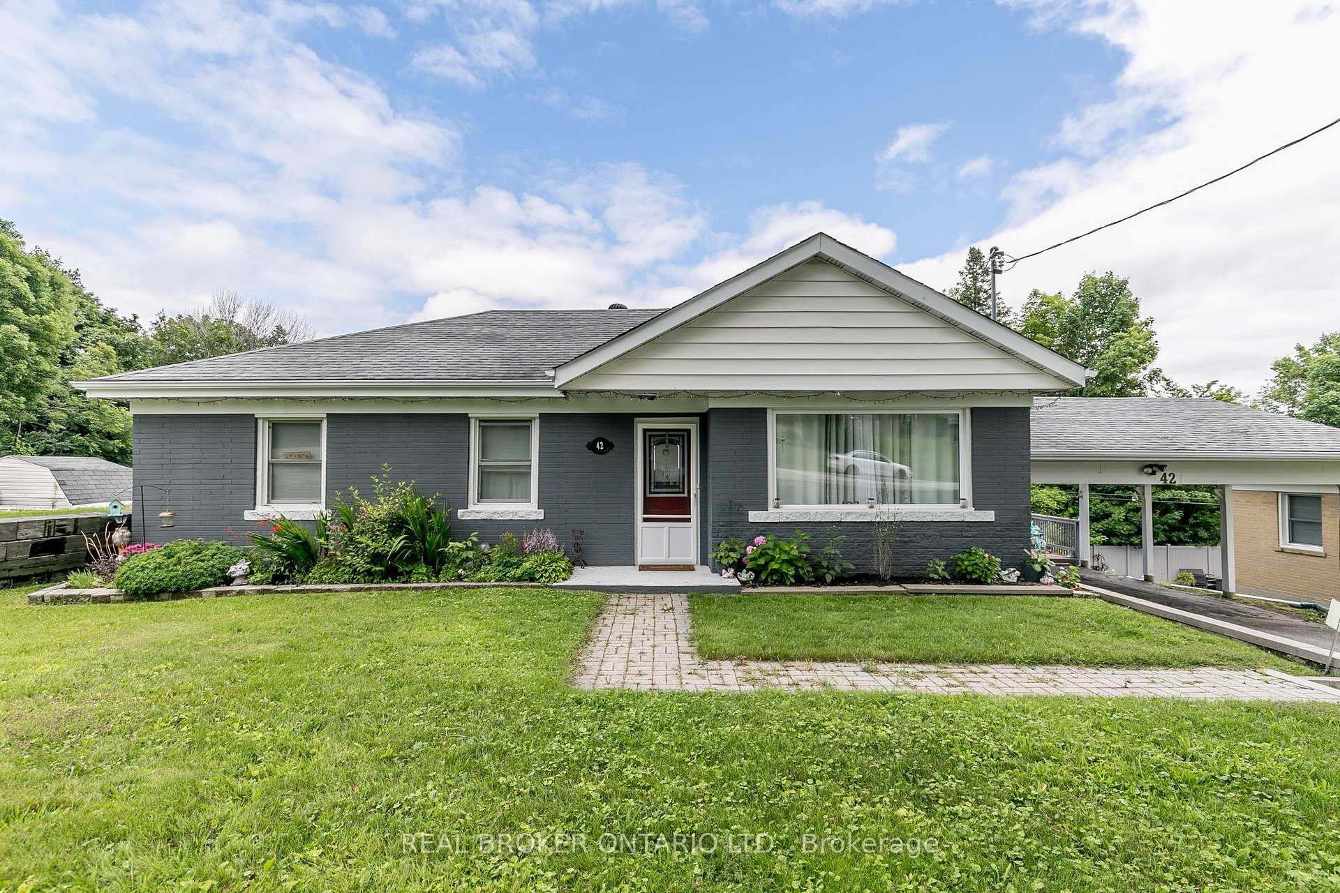 Photo 2 of 42 Charles Road, Orillia — HOMEH