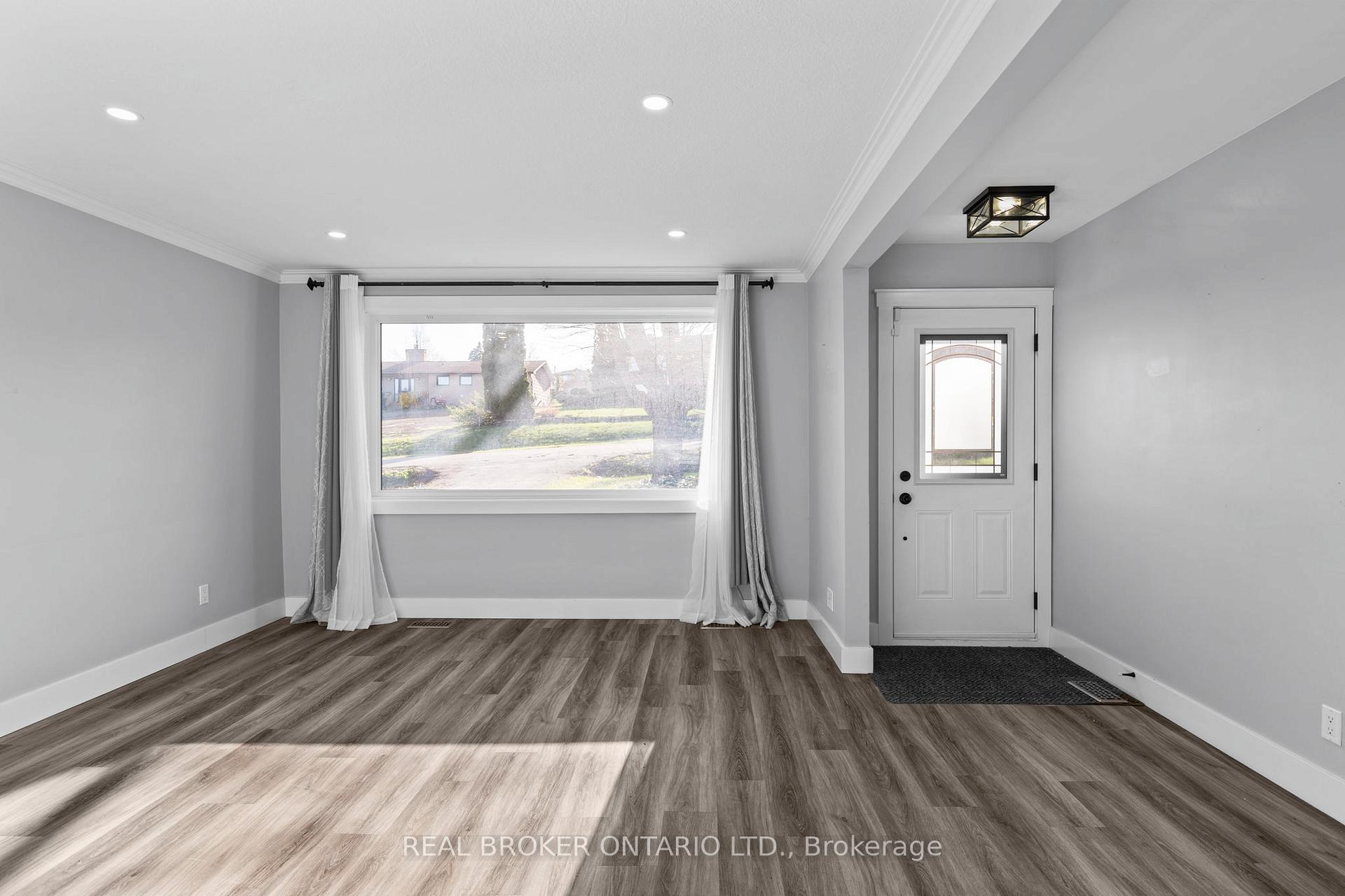 Photo 3 of 42 Charles Road, Orillia — HOMEH