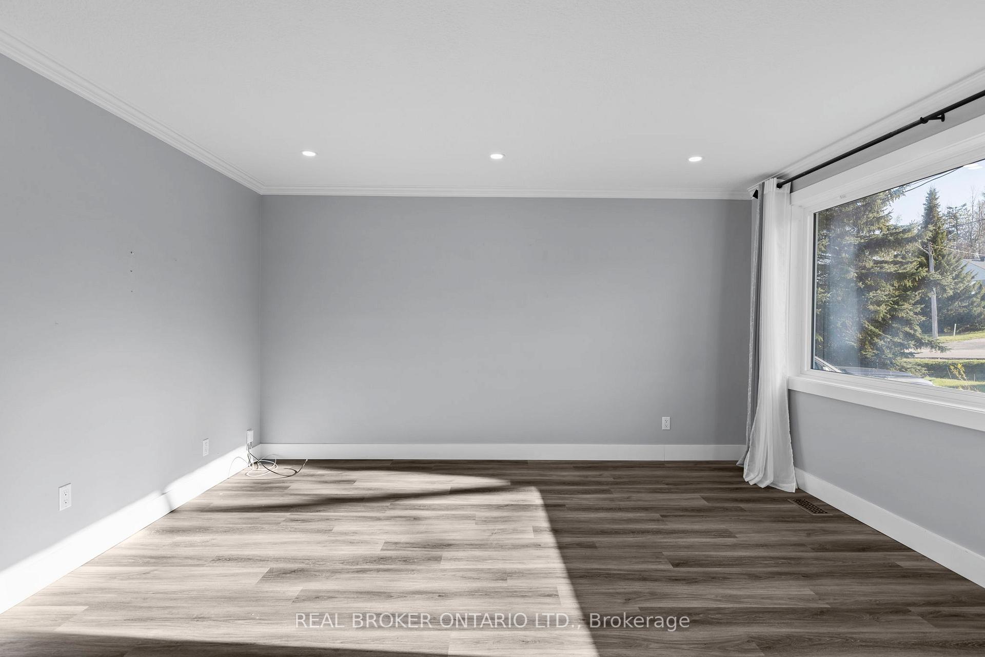 Photo 4 of 42 Charles Road, Orillia — HOMEH