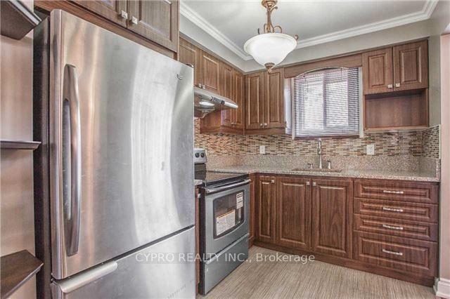 Photo 4 of 22 Eugenia Court, Markham, Markville — HOMEH