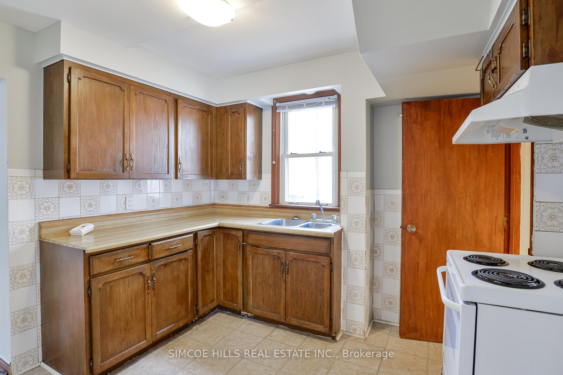Photo 5 of 113 Douglas Street, Orillia — HOMEH