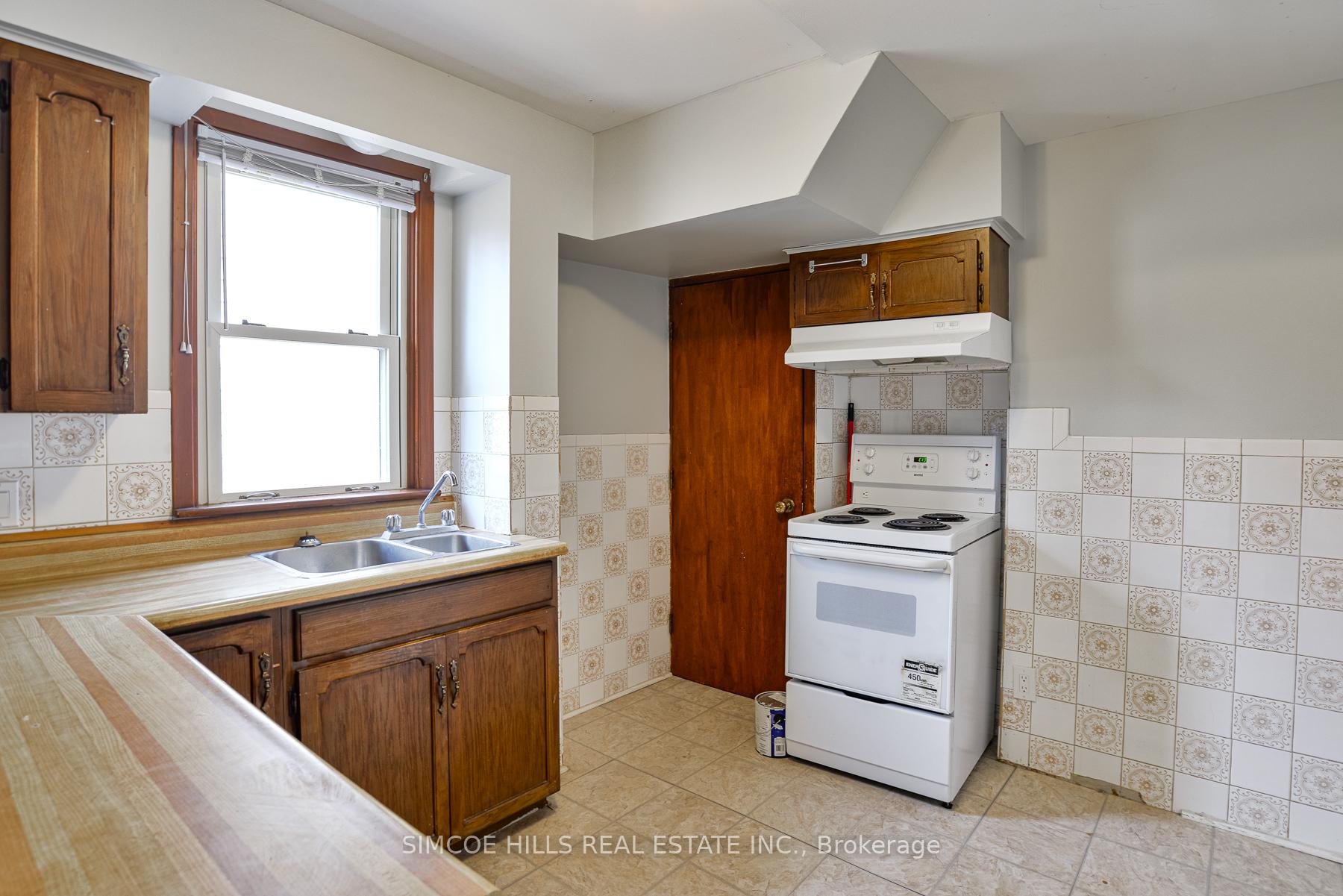 Photo 6 of 113 Douglas Street, Orillia — HOMEH