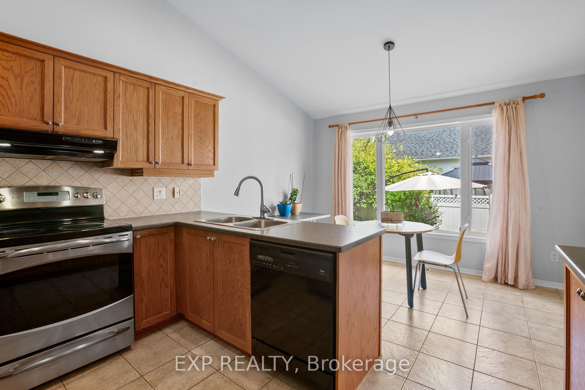 Photo 10 of 111 Coursier Crescent, Ottawa, Avalon East — HOMEH