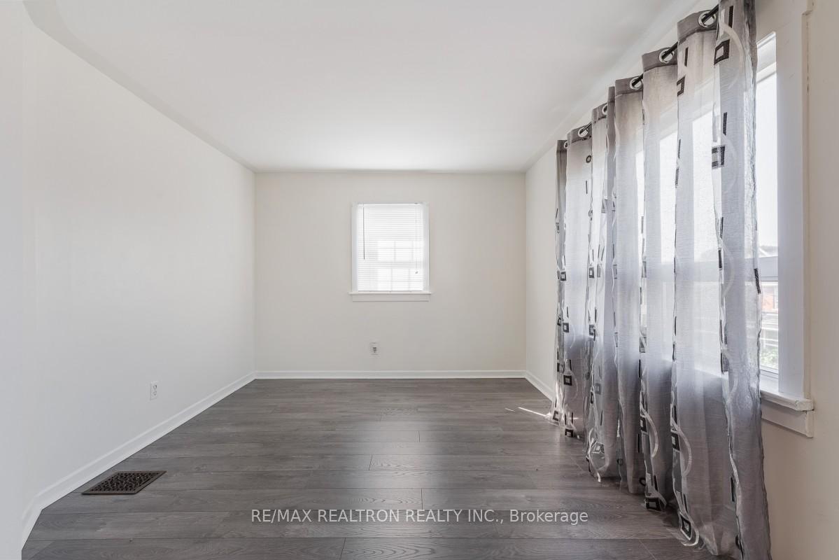 Photo 21 of 207 Centre Street N, Oshawa, O'Neill — HOMEH