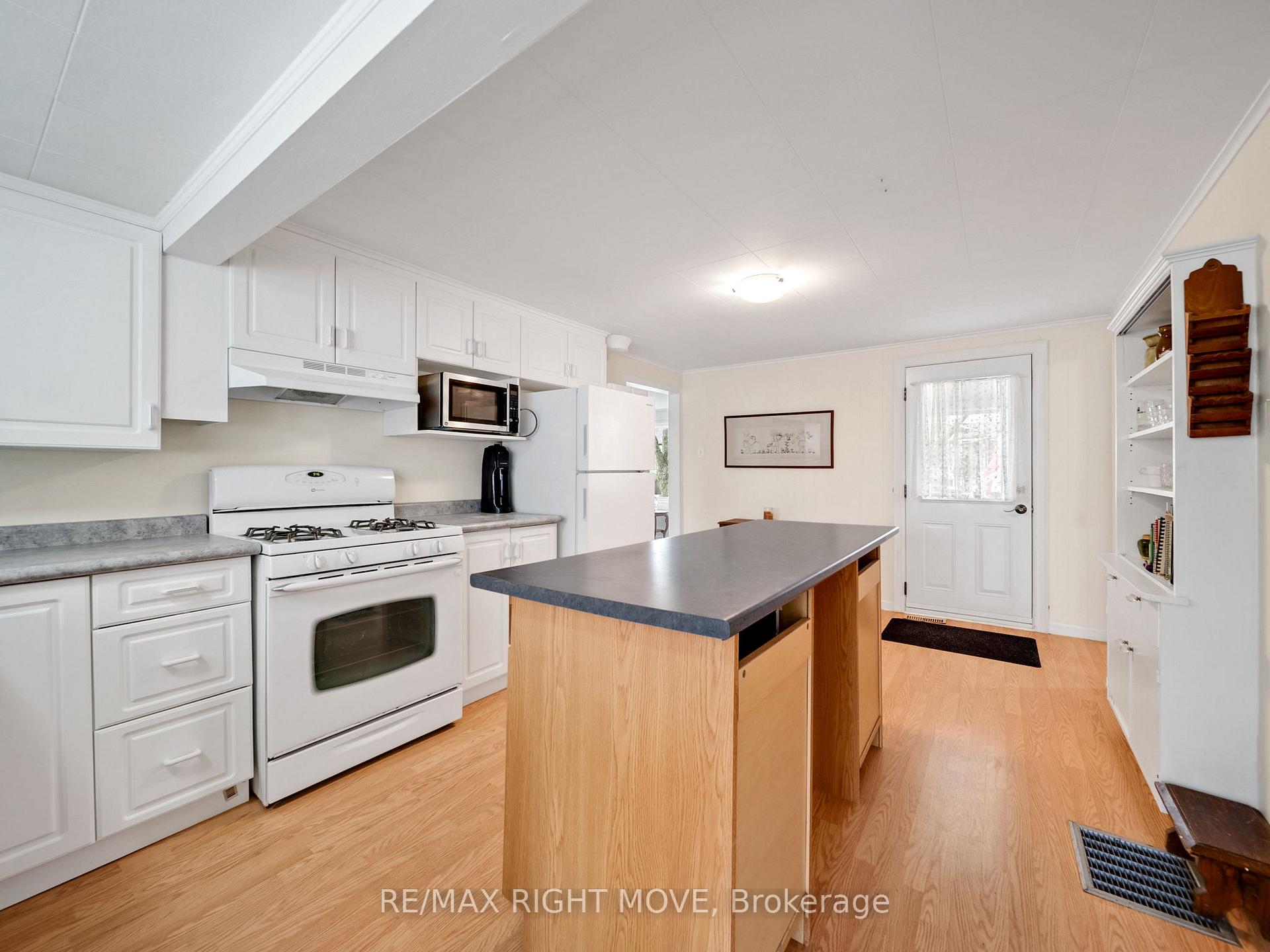 Photo 5 of 380 Peter Street N, Orillia — HOMEH