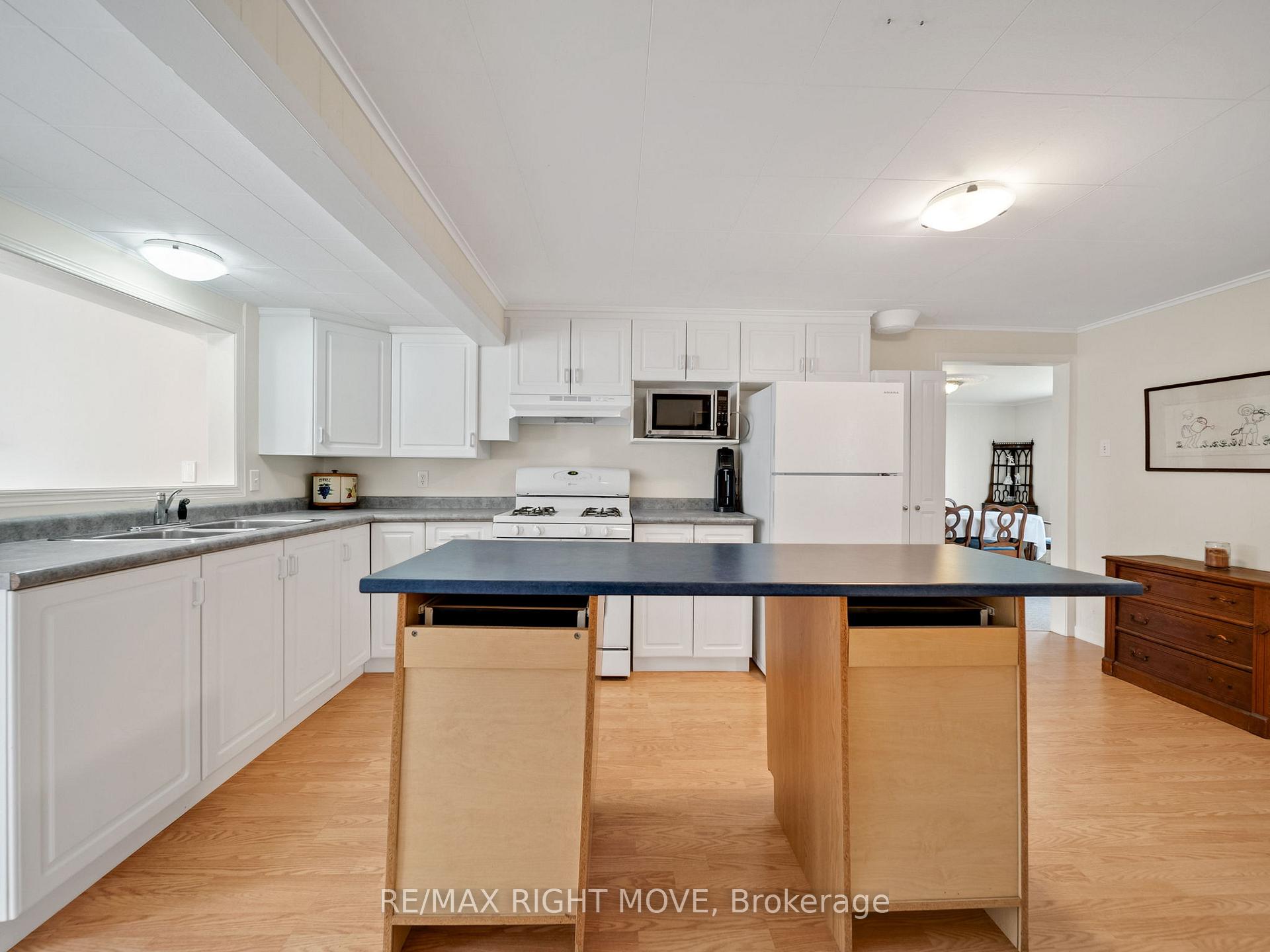 Photo 7 of 380 Peter Street N, Orillia — HOMEH