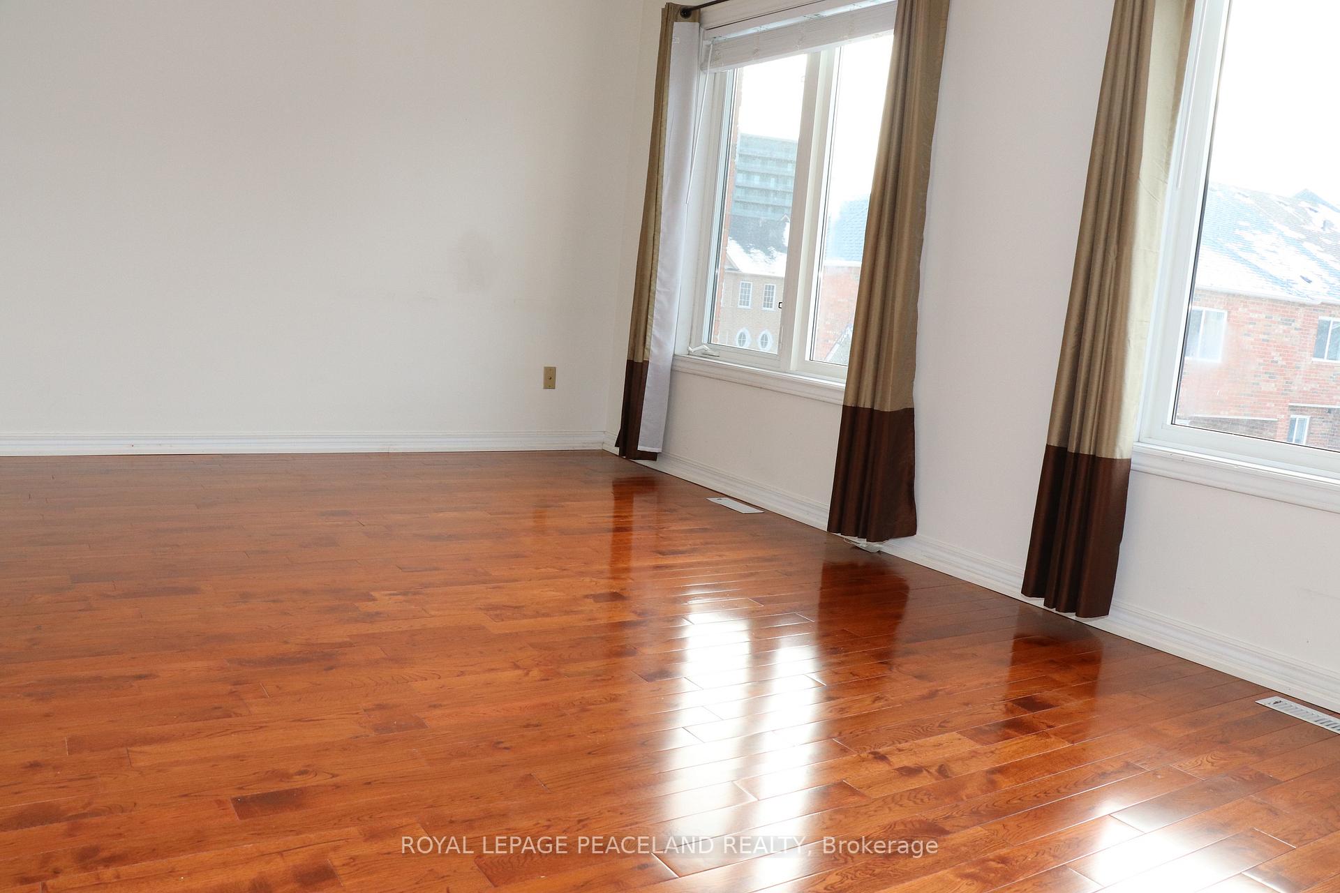 Photo 13 of 10 Dahlia Road, Markham, Commerce Valley — HOMEH