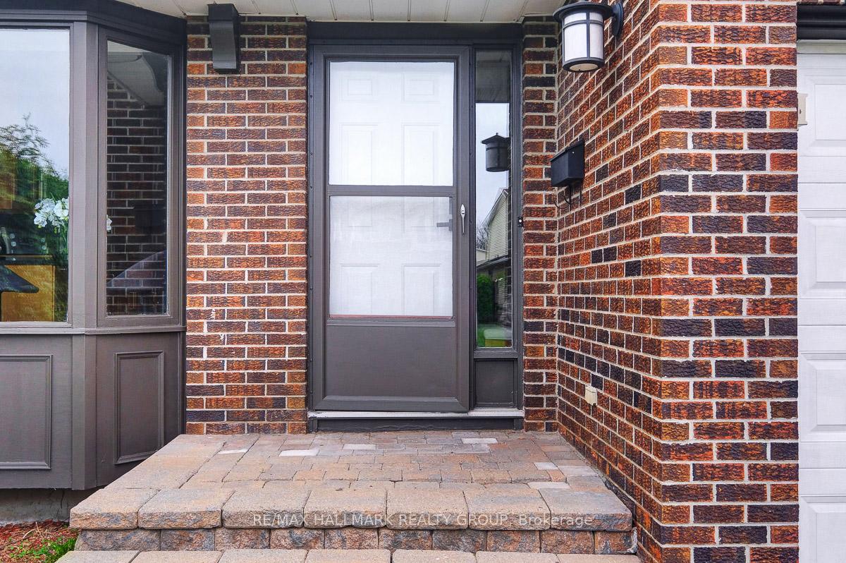 Photo 2 of 1047 Arrowhead Place, Ottawa, Convent Glen — HOMEH