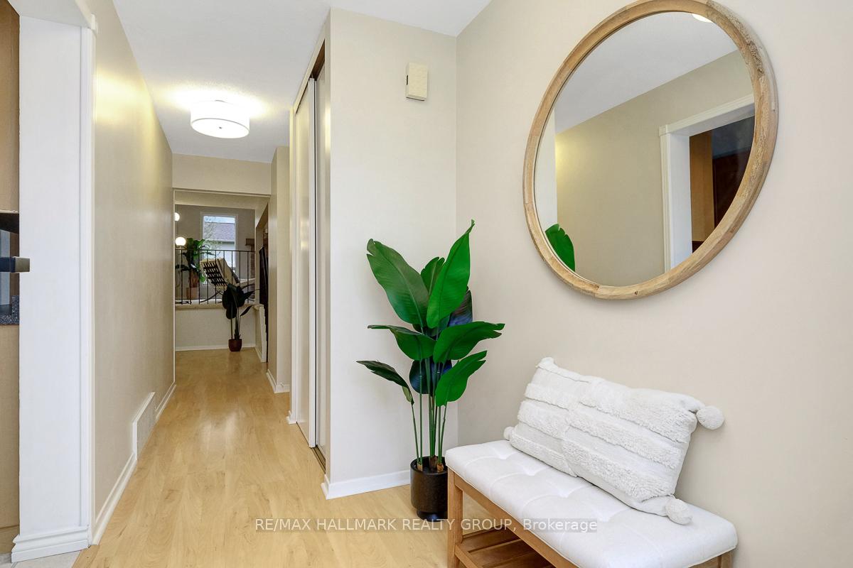 Photo 3 of 1047 Arrowhead Place, Ottawa, Convent Glen — HOMEH