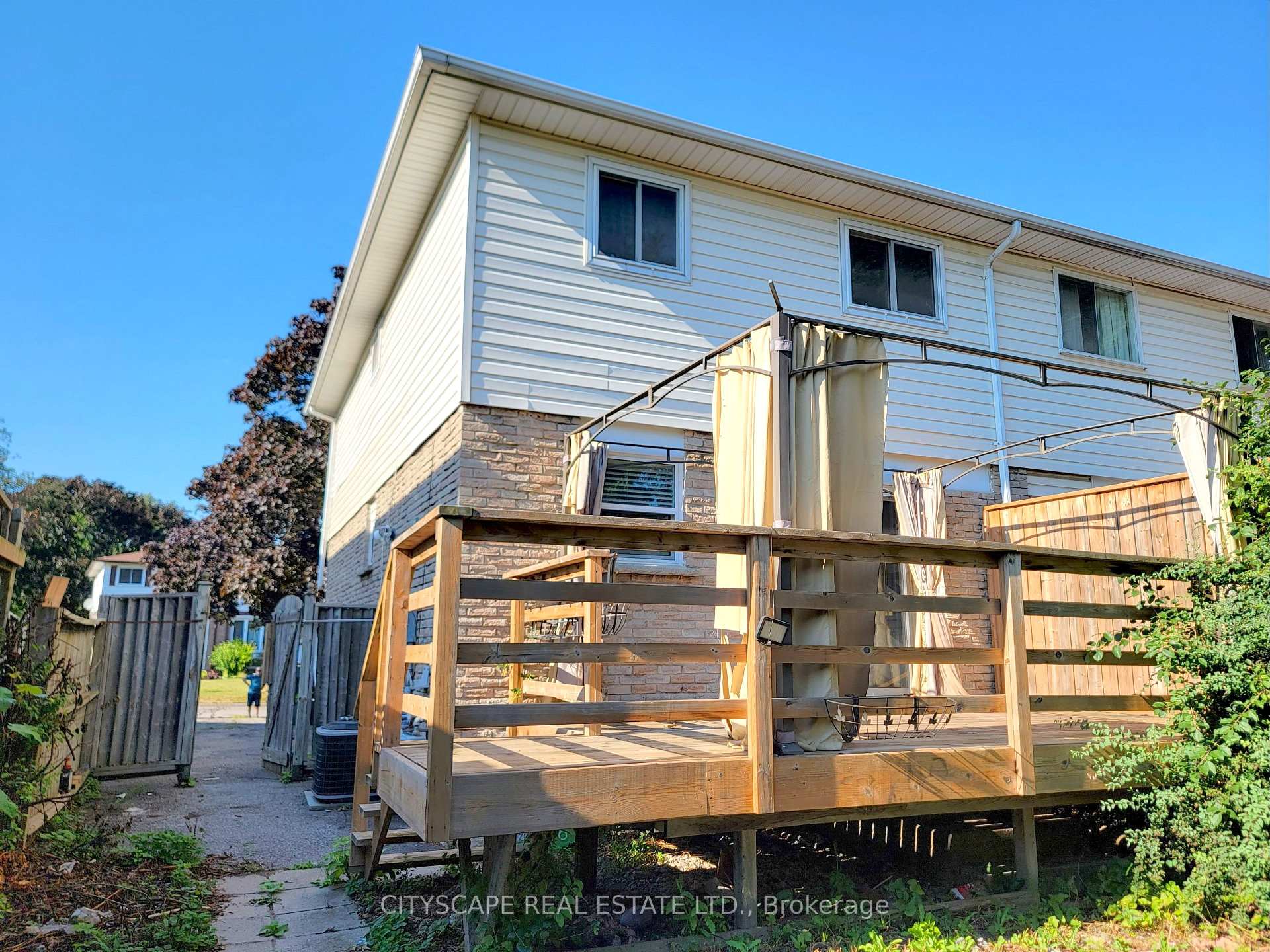 Photo 33 of 350 Vancouver Crescent, Oshawa, Vanier — HOMEH
