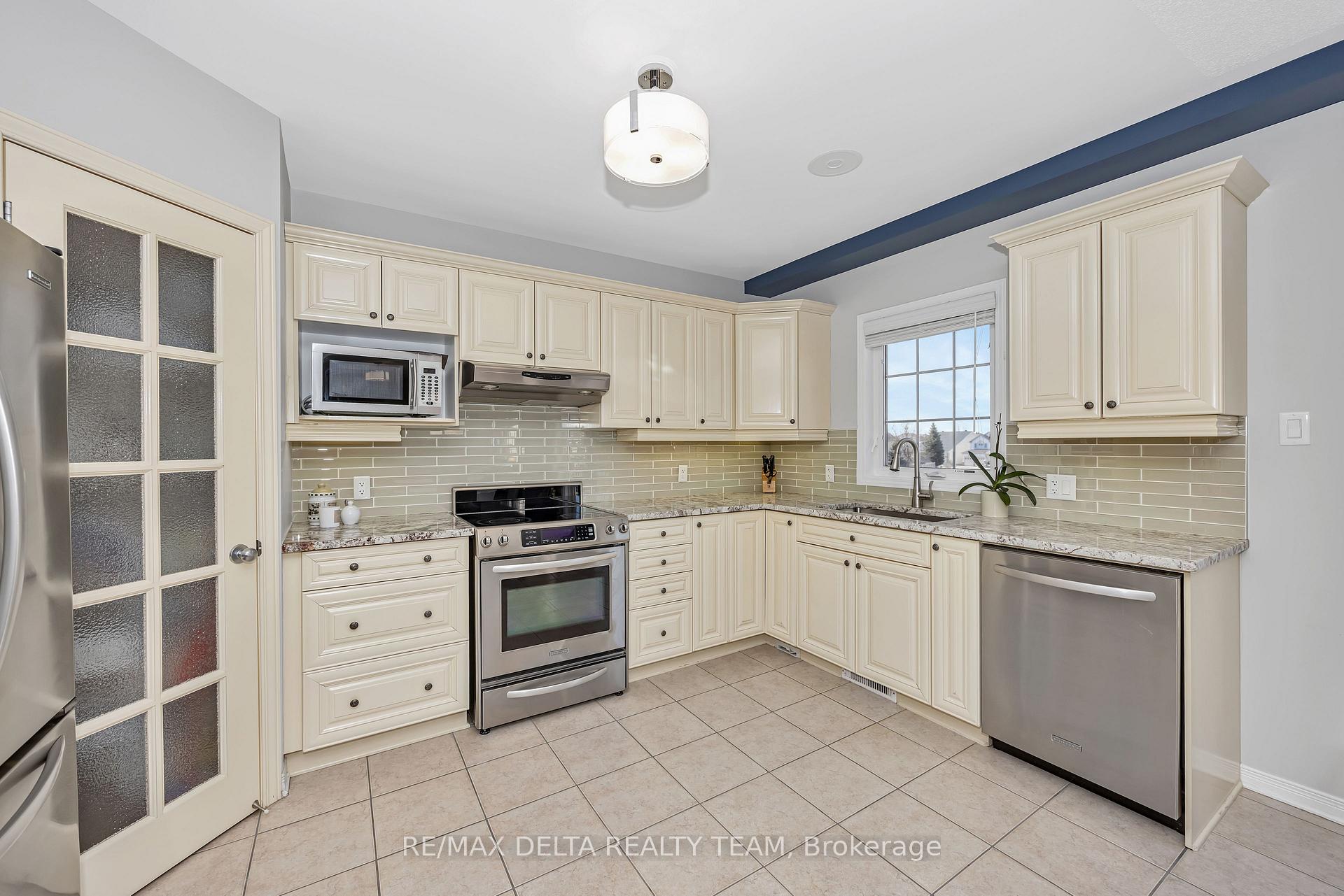 Photo 11 of 205 Lucinda Crescent, Ottawa, Mer Bleue/Bradley Estates/Anderson Park — HOMEH