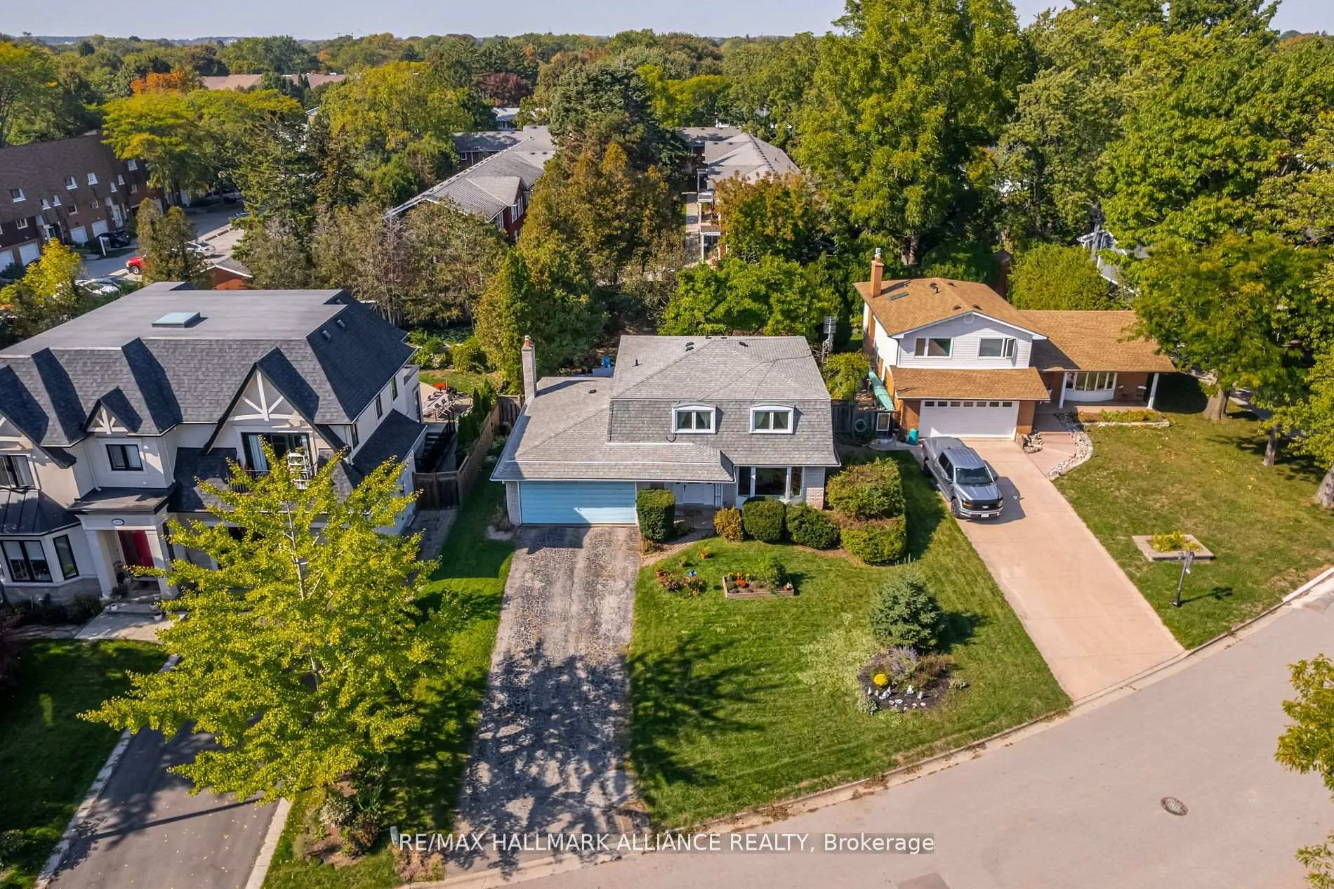 Front of 2033 Water's Edge Drive