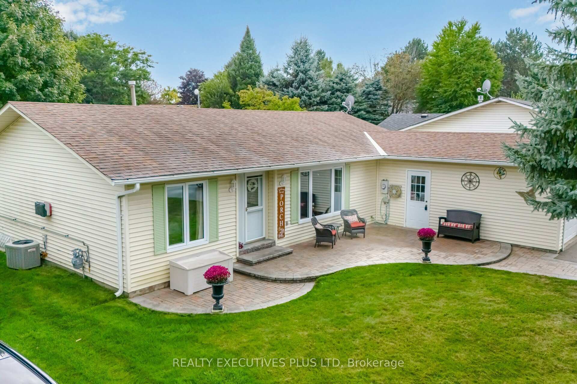 Photo 1 of 7 Hickory Court, New Tecumseth, Rural New Tecumseth — HOMEH