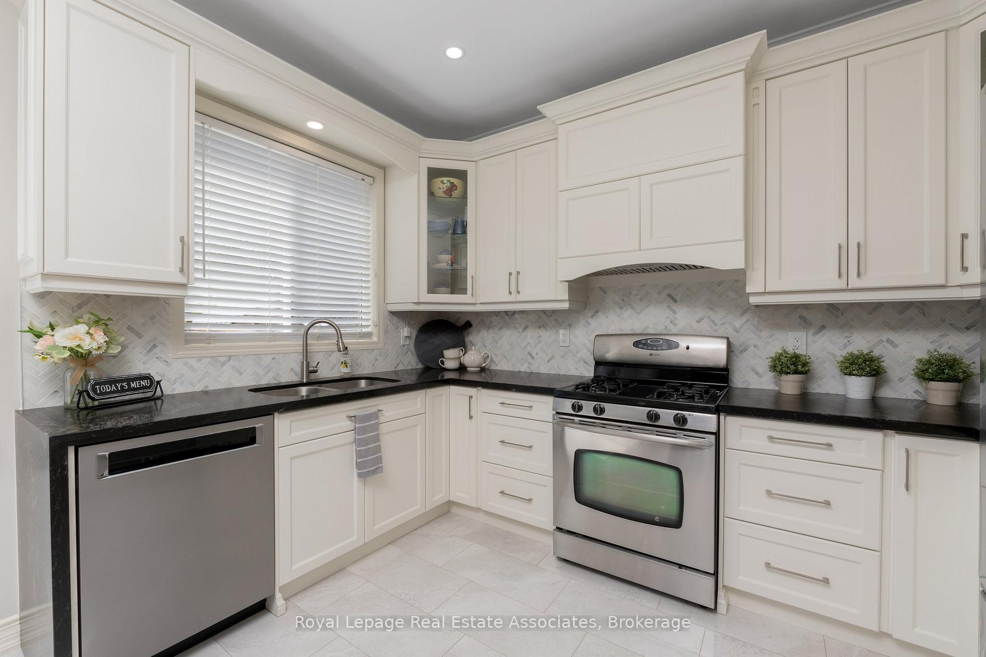 Photo 6 of 913 Bennett Boulevard, Milton, Beaty — HOMEH