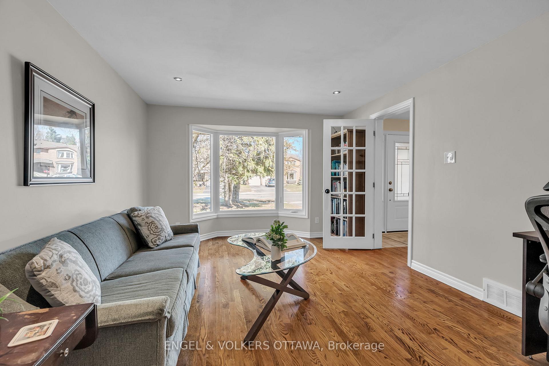 Photo 9 of 1416 Forest Valley Drive S, Ottawa, Chapel Hill — HOMEH