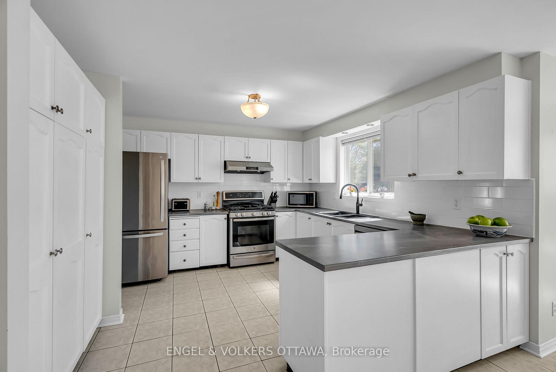 Photo 13 of 1416 Forest Valley Drive S, Ottawa, Chapel Hill — HOMEH