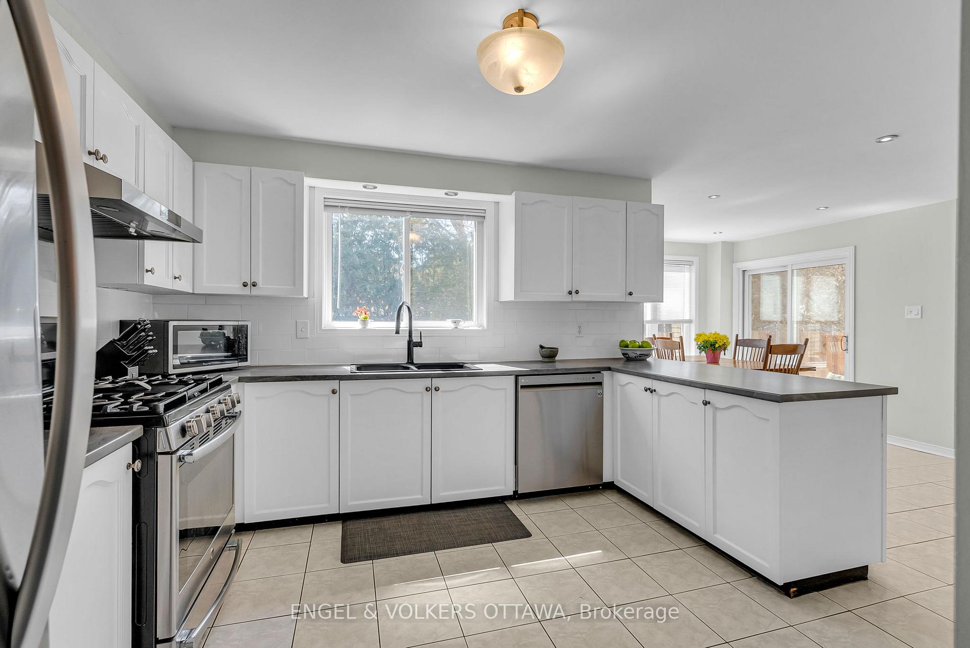 Photo 14 of 1416 Forest Valley Drive S, Ottawa, Chapel Hill — HOMEH