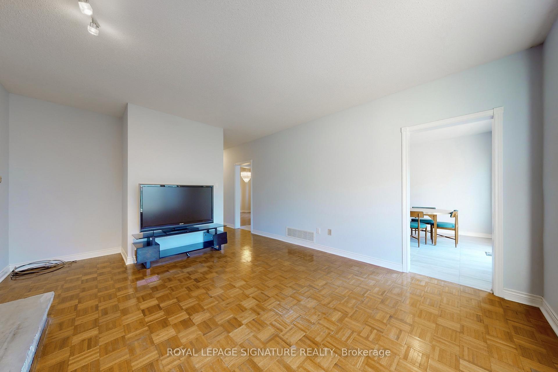 Photo 4 of 91 Captain Francis Drive, Markham, Buttonville — HOMEH