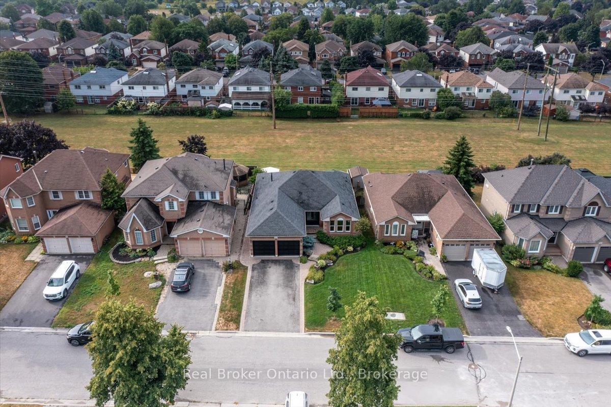 Photo 2 of 961 Ridge Valley Drive, Oshawa, Pinecrest — HOMEH