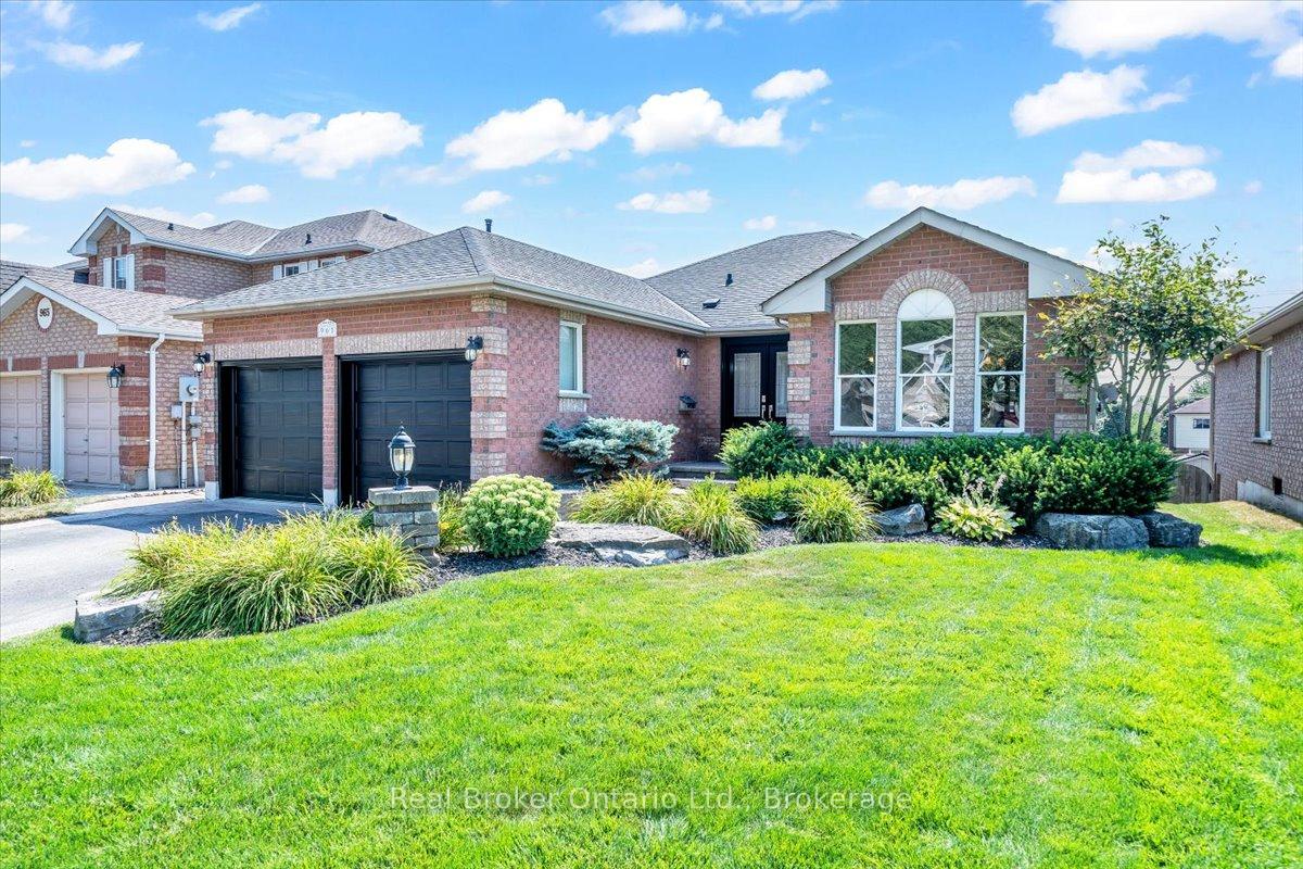 Photo 3 of 961 Ridge Valley Drive, Oshawa, Pinecrest — HOMEH