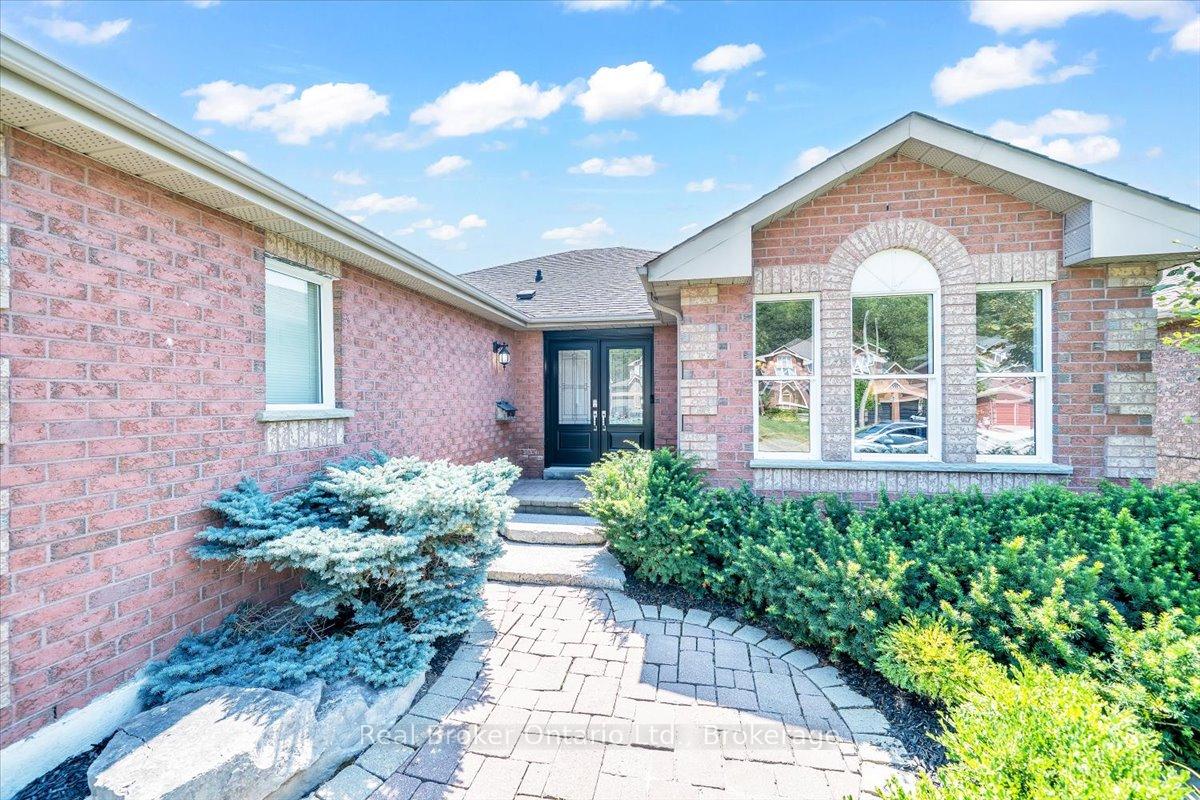 Photo 4 of 961 Ridge Valley Drive, Oshawa, Pinecrest — HOMEH