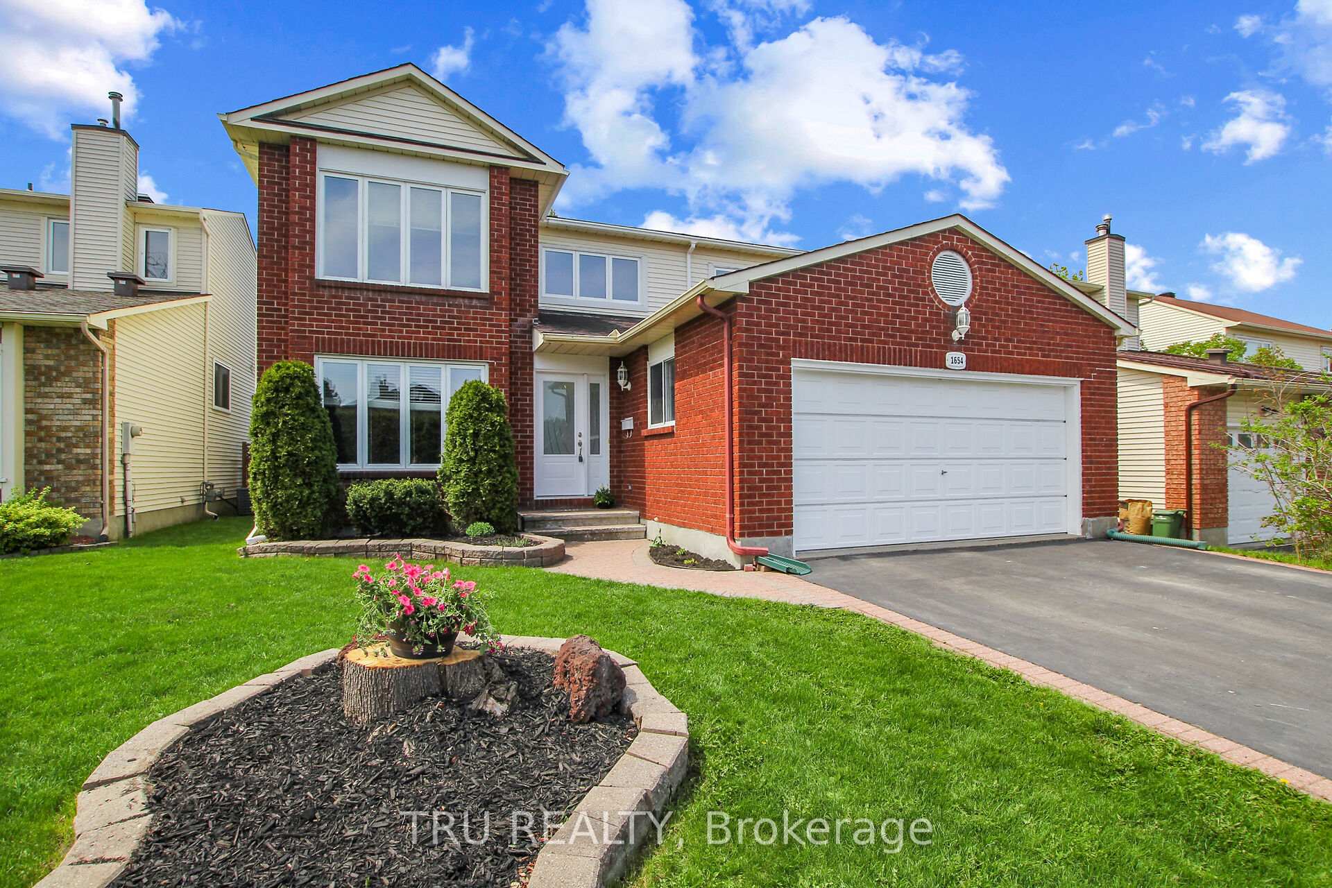 Photo 2 of 1654 Westport Crescent, Ottawa, Chateauneuf — HOMEH