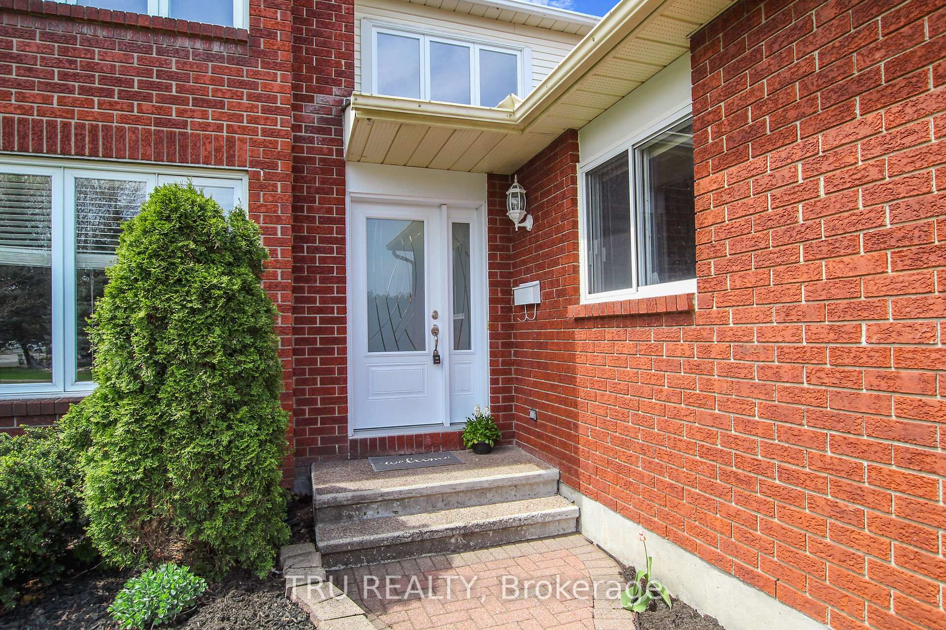 Photo 3 of 1654 Westport Crescent, Ottawa, Chateauneuf — HOMEH