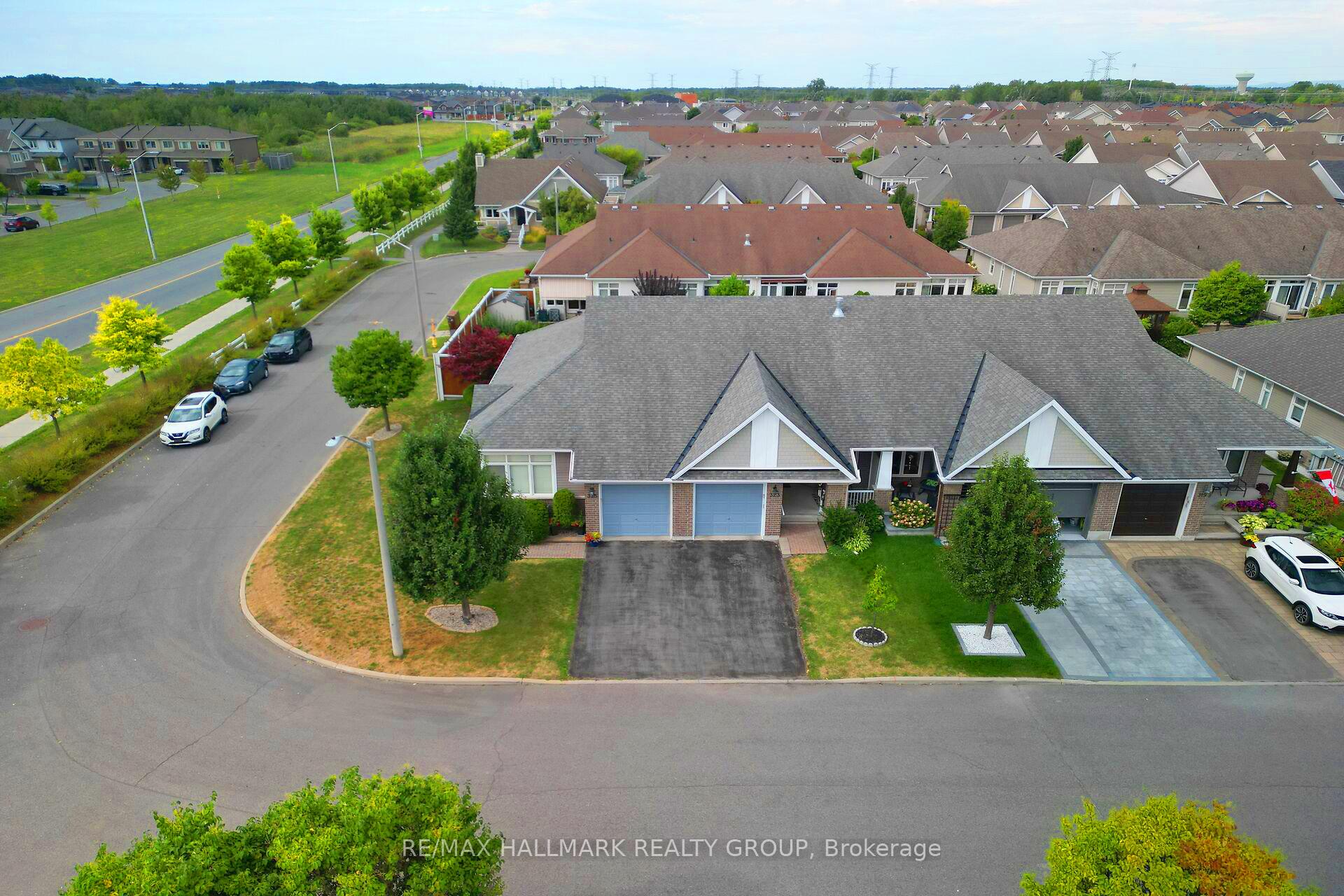 Photo 3 of 325 Farincourt Crescent, Ottawa, Avalon West — HOMEH