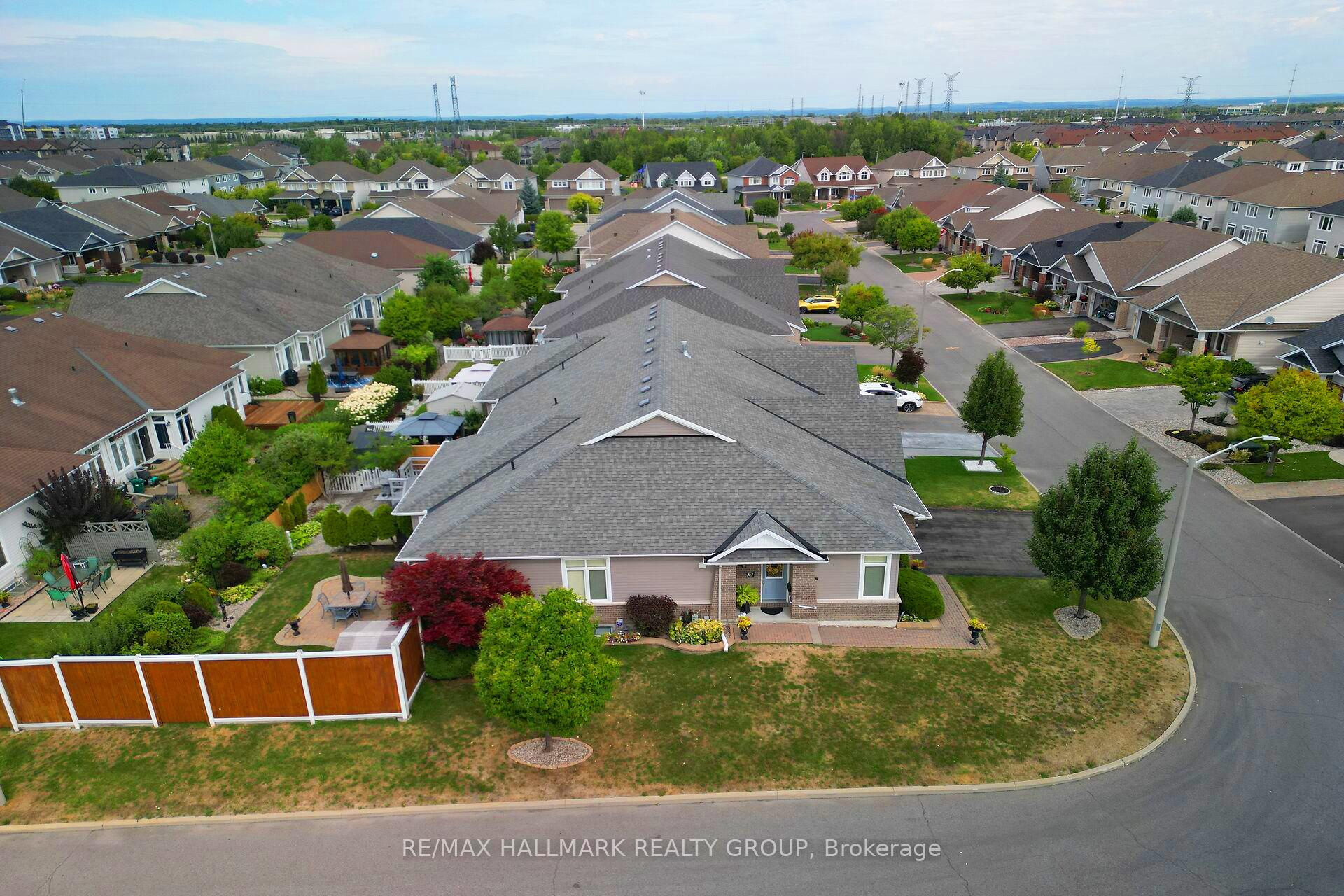 Photo 4 of 325 Farincourt Crescent, Ottawa, Avalon West — HOMEH