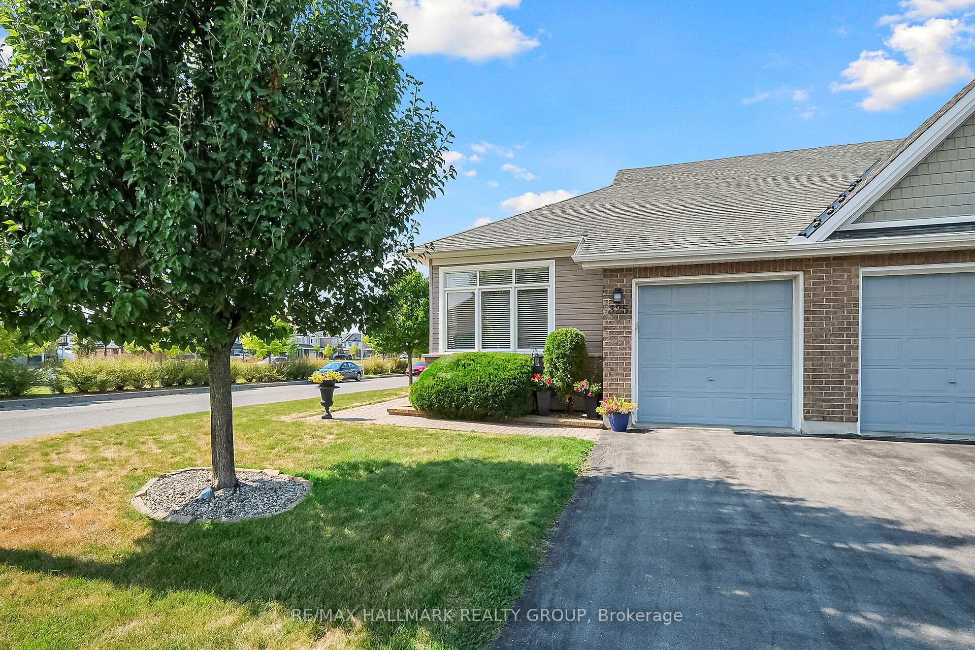 Photo 5 of 325 Farincourt Crescent, Ottawa, Avalon West — HOMEH