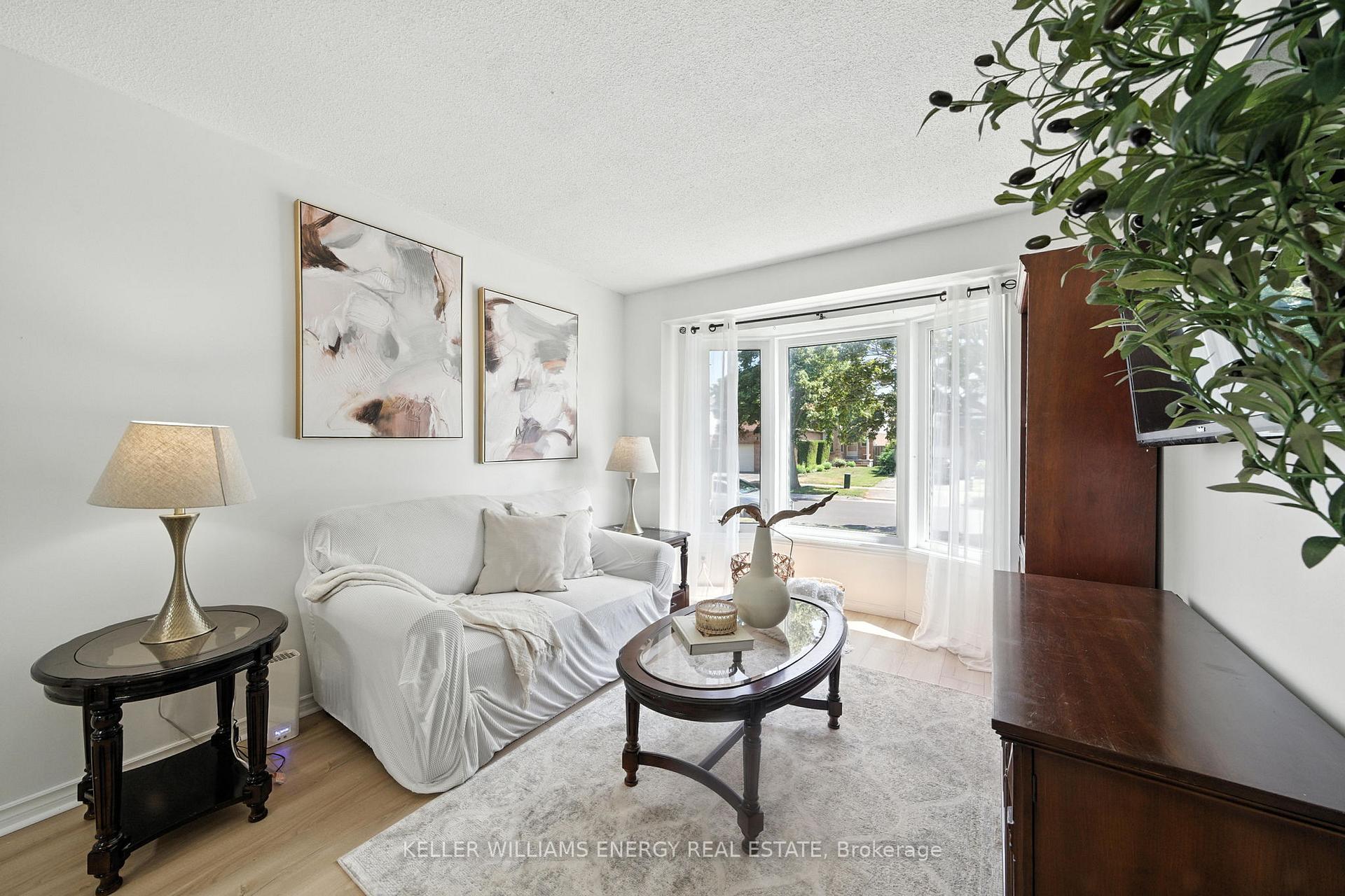 Photo 4 of 910 Renaissance Drive, Oshawa, Lakeview — HOMEH