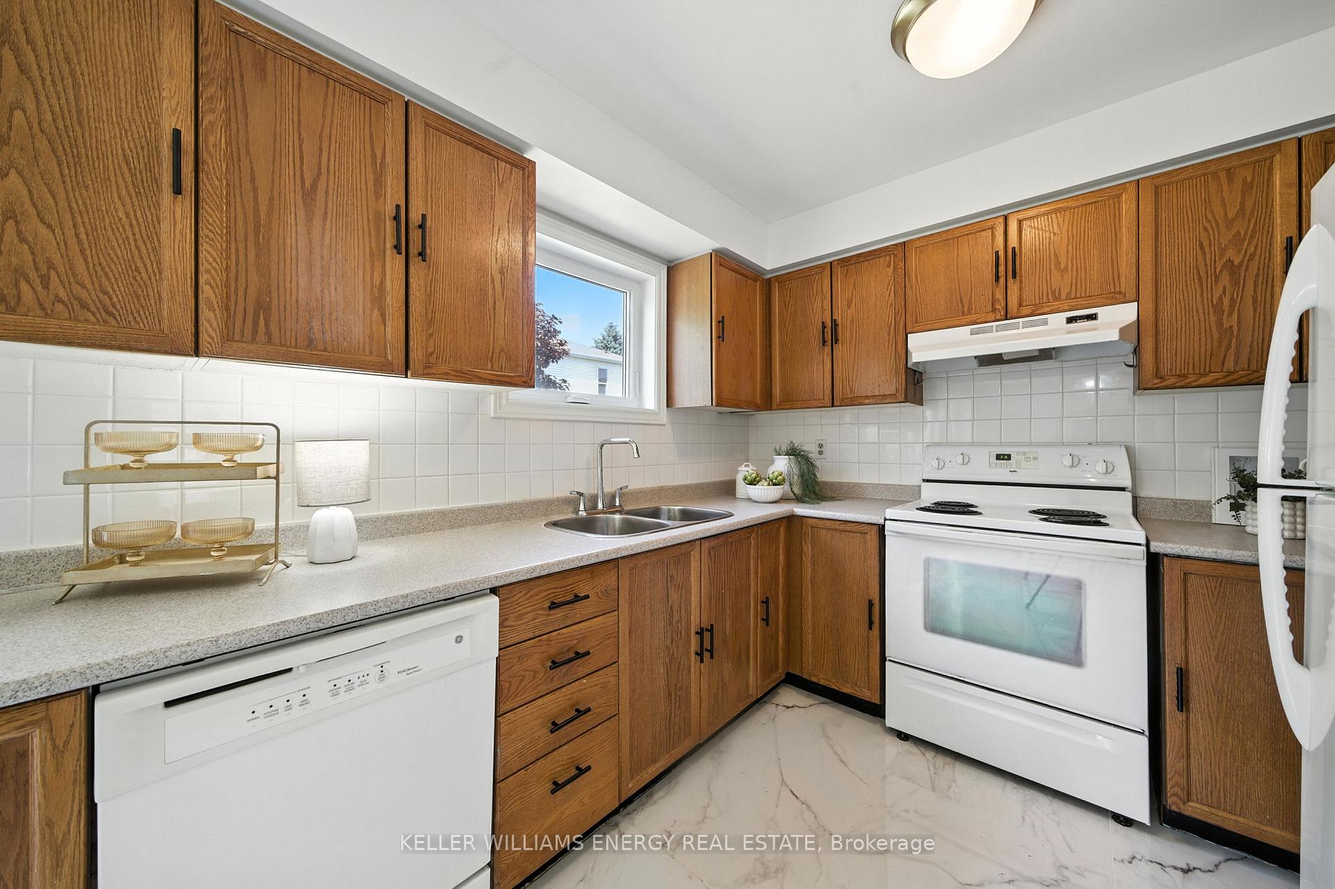 Photo 12 of 910 Renaissance Drive, Oshawa, Lakeview — HOMEH