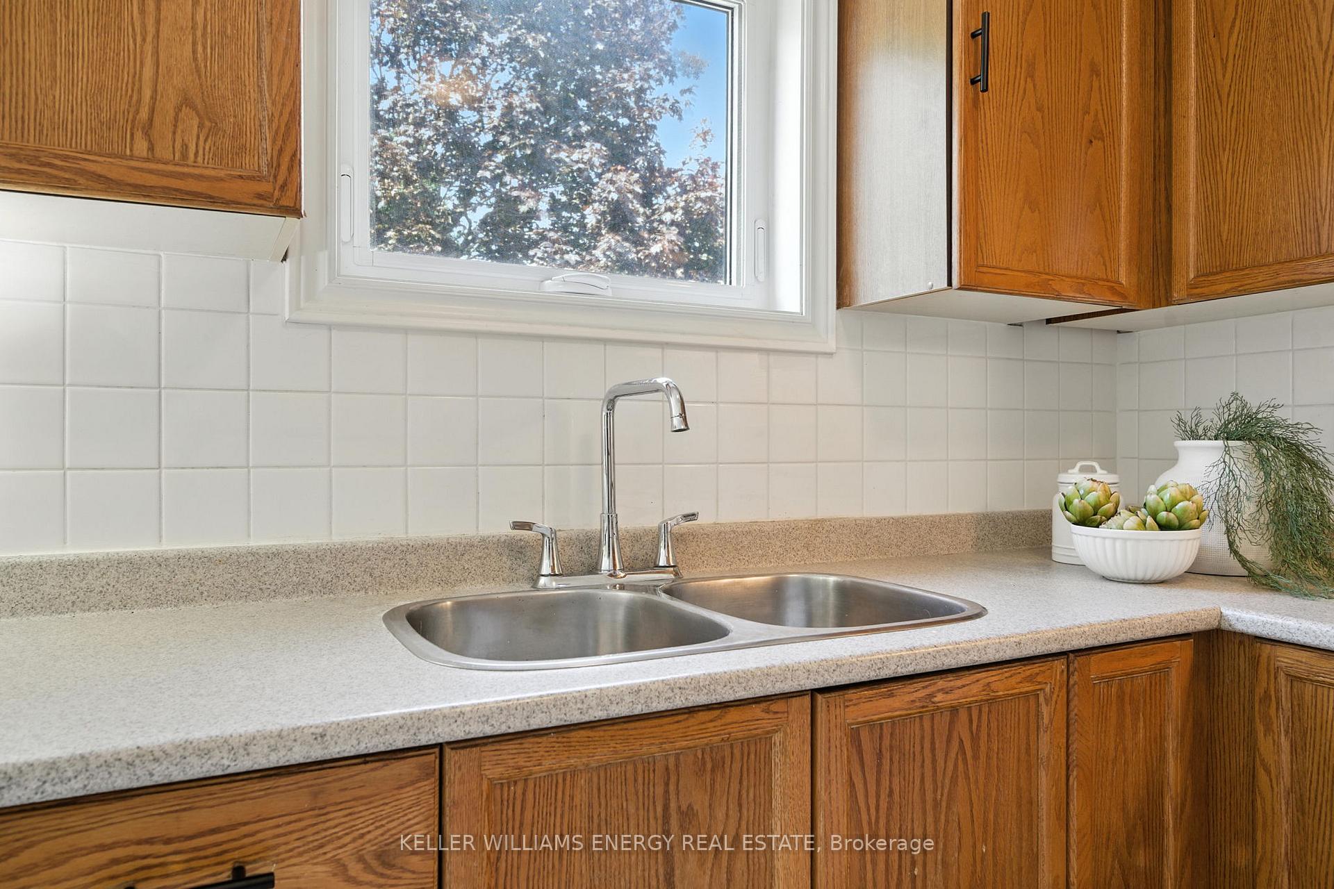 Photo 13 of 910 Renaissance Drive, Oshawa, Lakeview — HOMEH