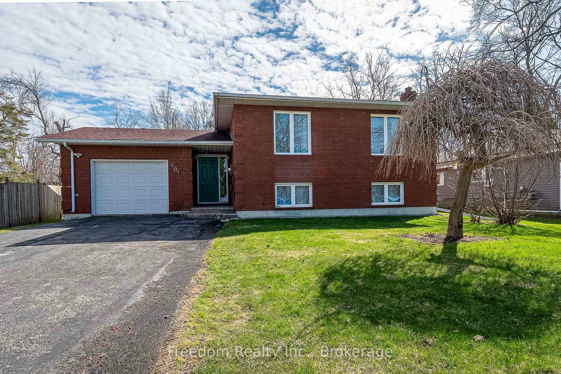 Photo 2 of 604 West Street S, Orillia — HOMEH