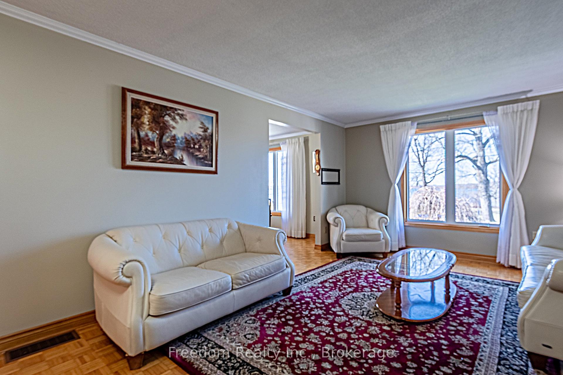 Photo 10 of 604 West Street S, Orillia — HOMEH