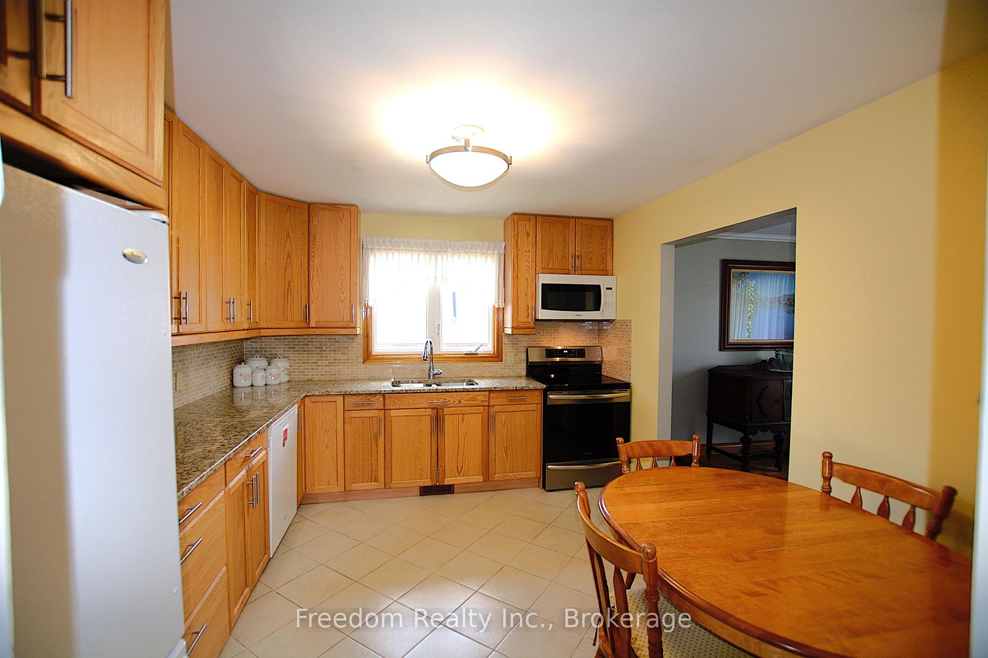 Photo 15 of 604 West Street S, Orillia — HOMEH