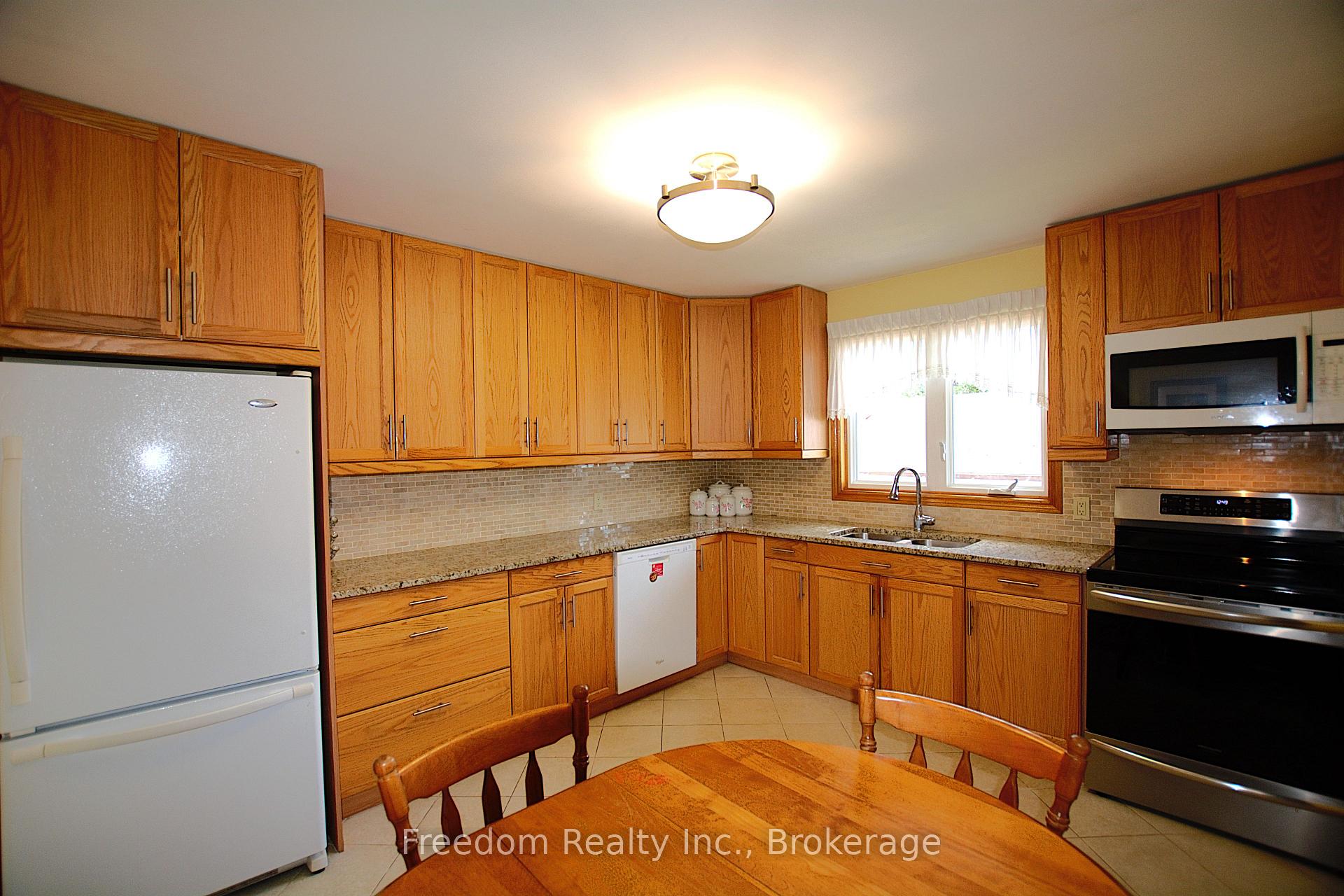 Photo 17 of 604 West Street S, Orillia — HOMEH