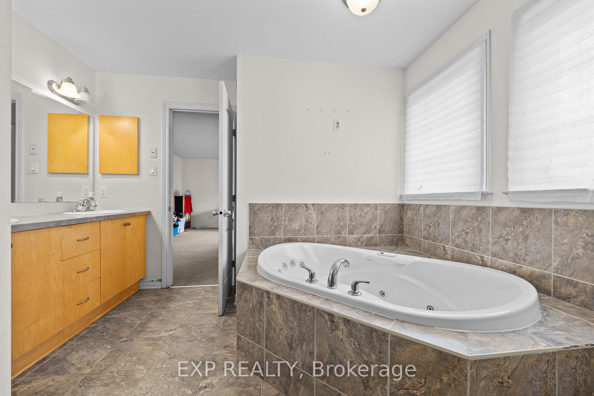 Photo 11 of 121 Daglan Crescent, Ottawa, Avalon West — HOMEH