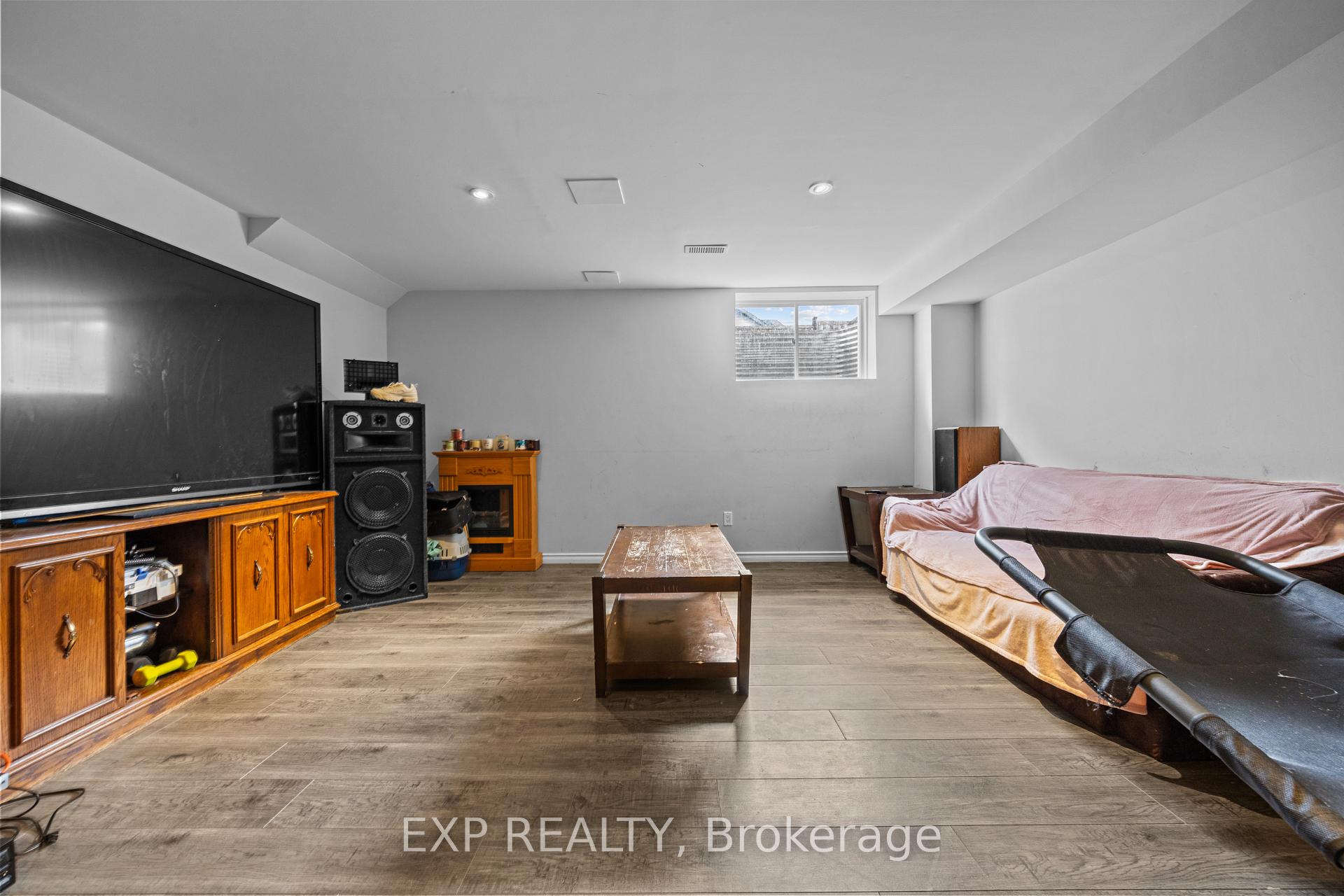 Photo 25 of 121 Daglan Crescent, Ottawa, Avalon West — HOMEH