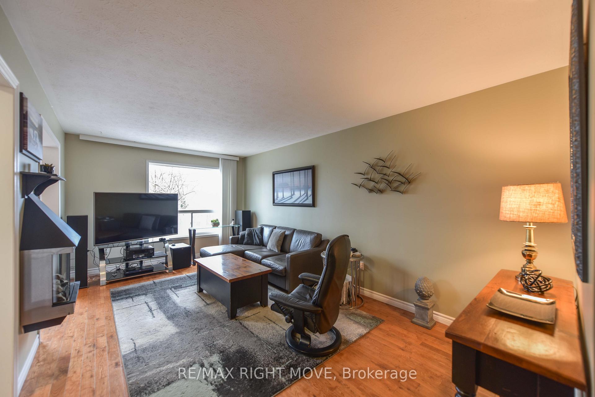 Photo 10 of 49 Julia Crescent, Orillia — HOMEH