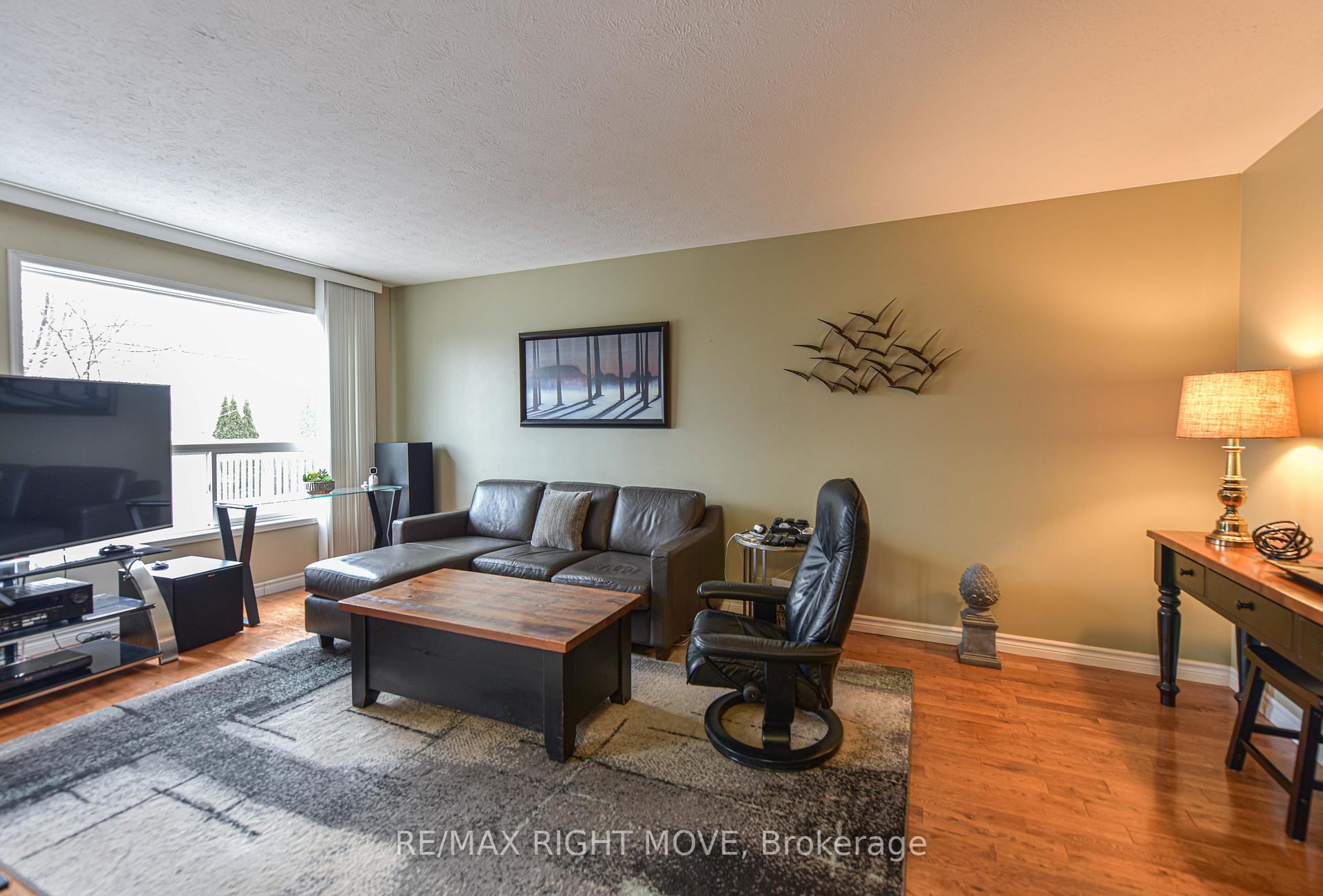 Photo 11 of 49 Julia Crescent, Orillia — HOMEH