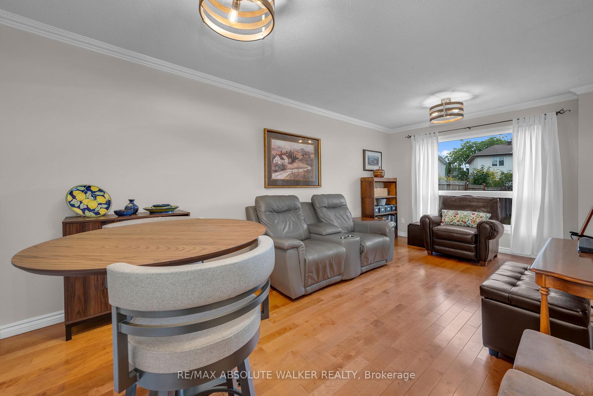 Photo 7 of 757 Clearcrest Crescent, Ottawa, Fallingbrook/Ridgemount — HOMEH