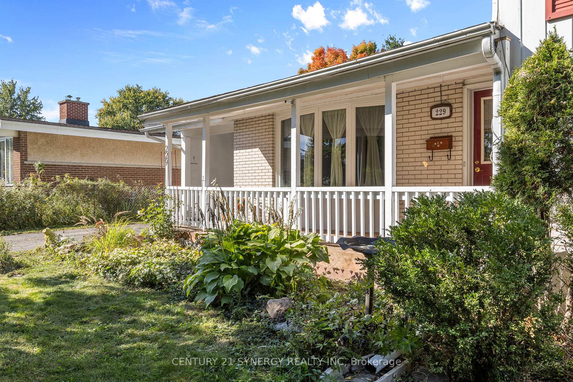 Photo 4 of 229 Kennedy Lane W, Ottawa, Bilberry Creek/Queenswood Heights — HOMEH